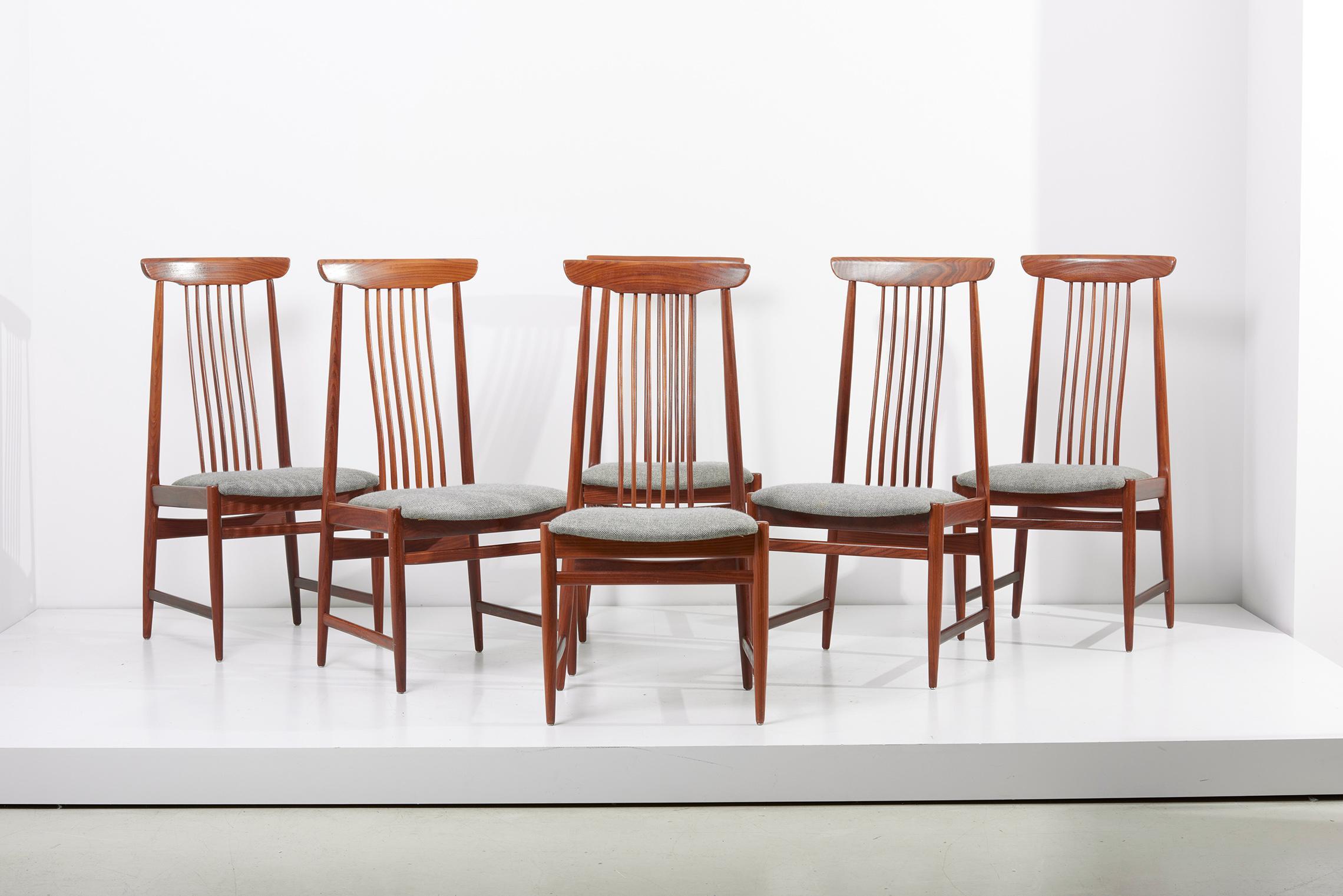 6 Stühle aus Teakholz mit Spindelrücken im dänischen Design.
Die Sitze sind mit einem grauen Salz-Pfeffer-Stoff gepolstert.
Ausgezeichneter Zustand!
 