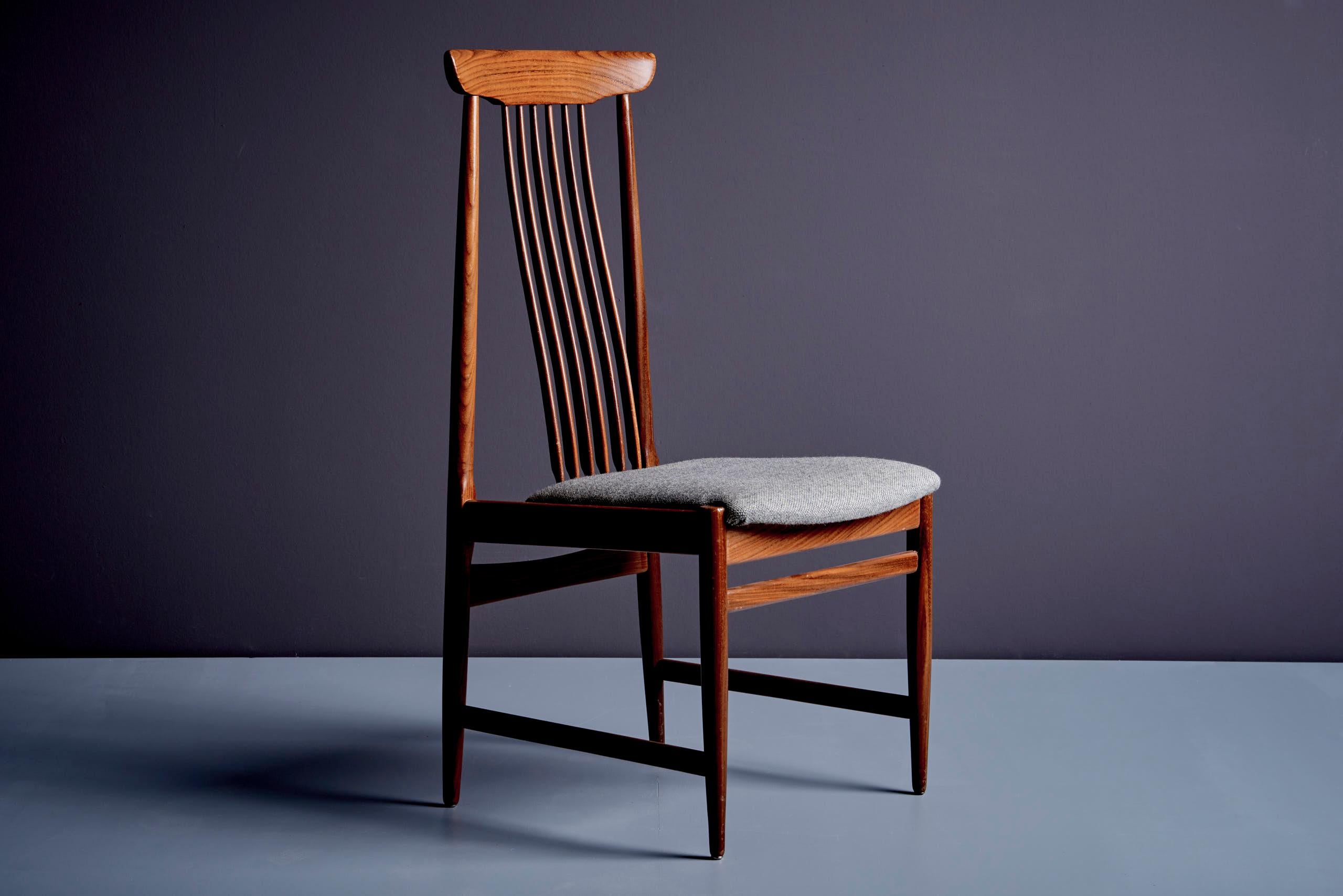 Lot de 6 chaises de salle à manger design danois à dossier fuseau en teck.
Les sièges sont recouverts d'un tissu gris poivre et sel.
Excellent état !
 