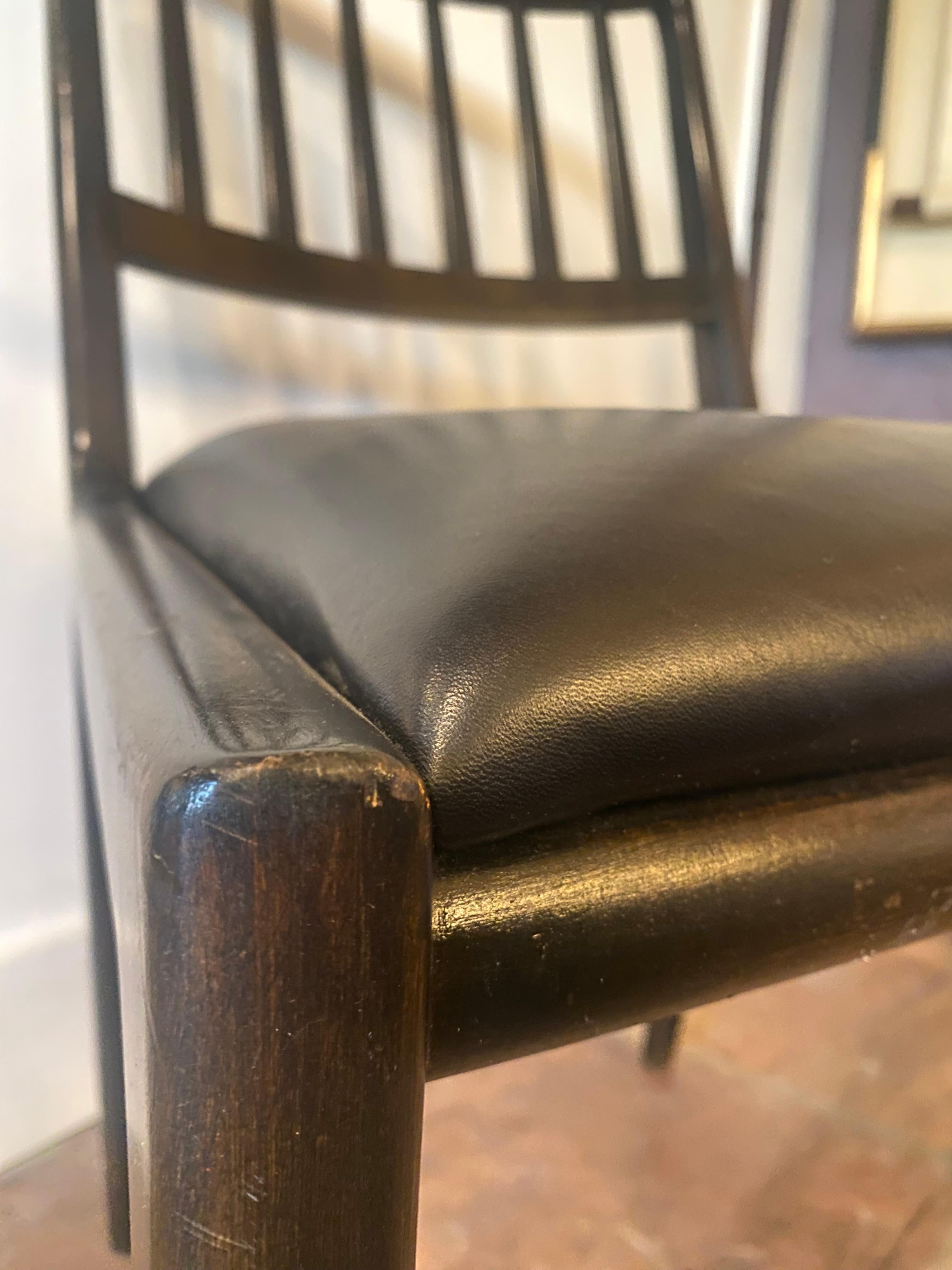 Disegnata da Edward Wormley per Dunbar negli anni '50, questa sedia da pranzo presenta un design con schienale a fuso e una scultorea struttura in noce. Realizzato in pregiato legno scuro, è imbottito per garantire il massimo comfort e mette in