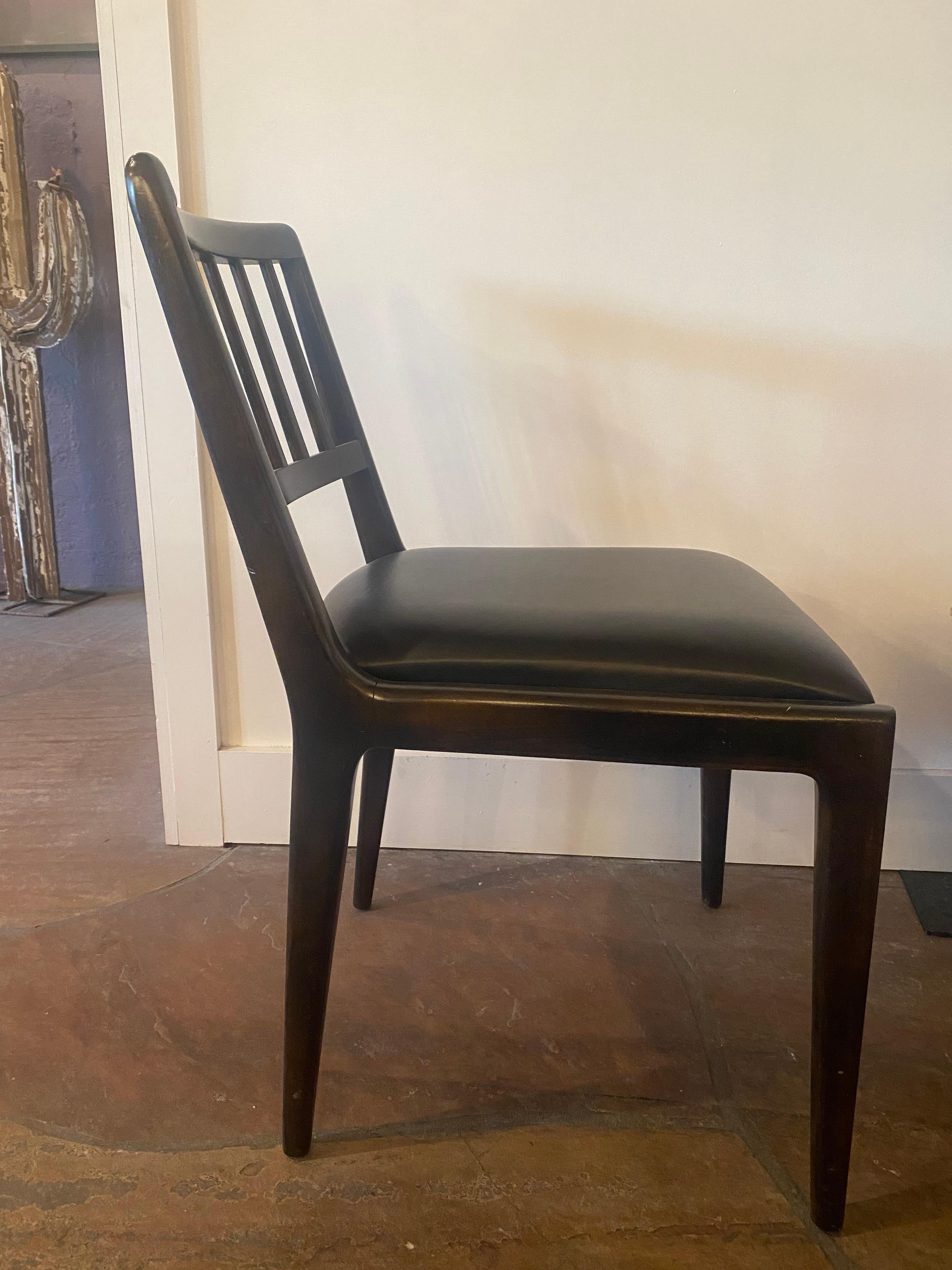 XX secolo Sedia da pranzo con schienale a fuso modello Dunbar di Edward Wormley in vendita