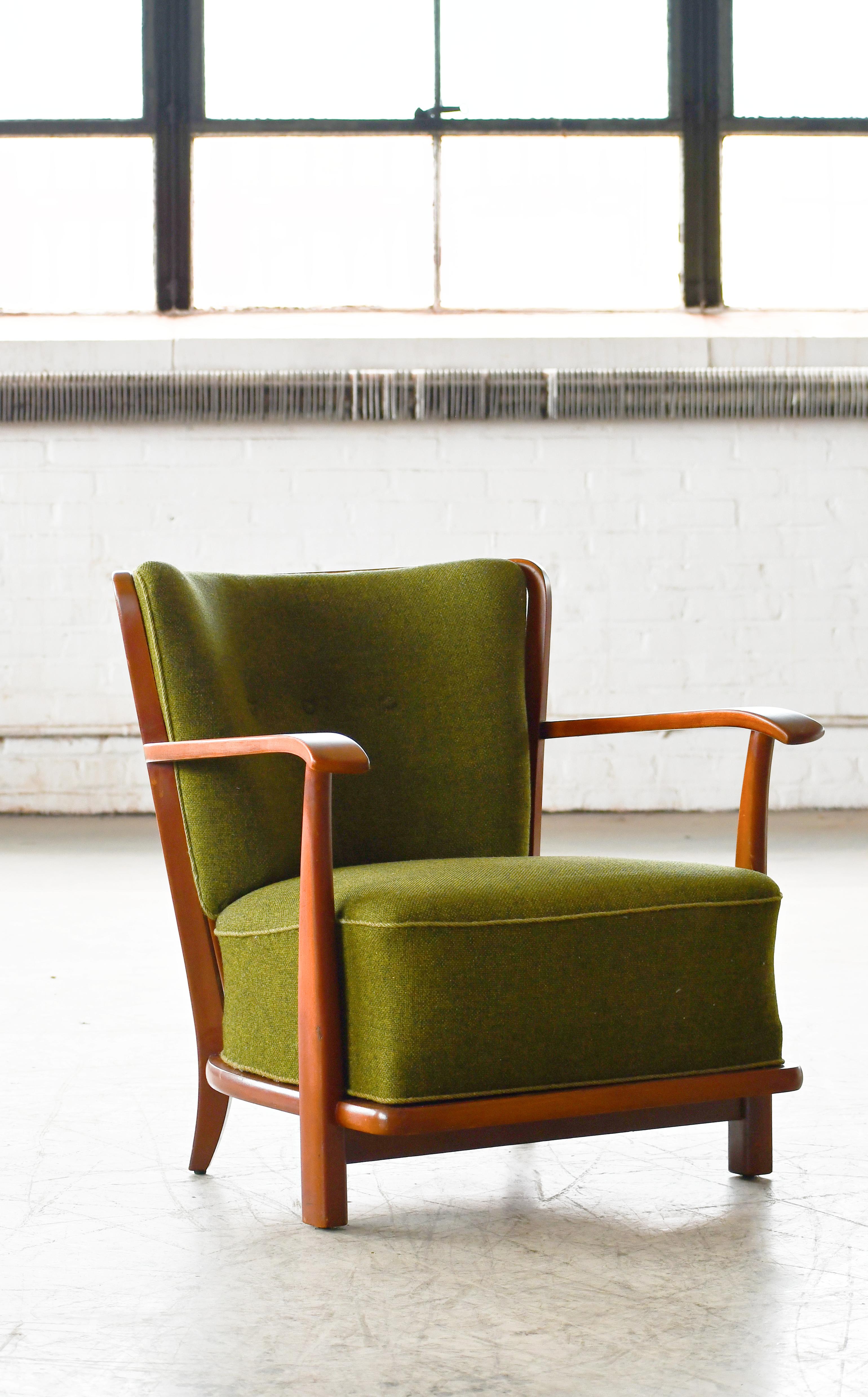 Chaise longue de style superbe, modèle 1594, attribuée à Frits Schlegel et fabriquée par Fritz Hansen au début des années 1940. Très rare sur le marché actuel. La chaise a été vue dans le catalogue numéro 4202 d'Hansen en 1942. Le tissu a été