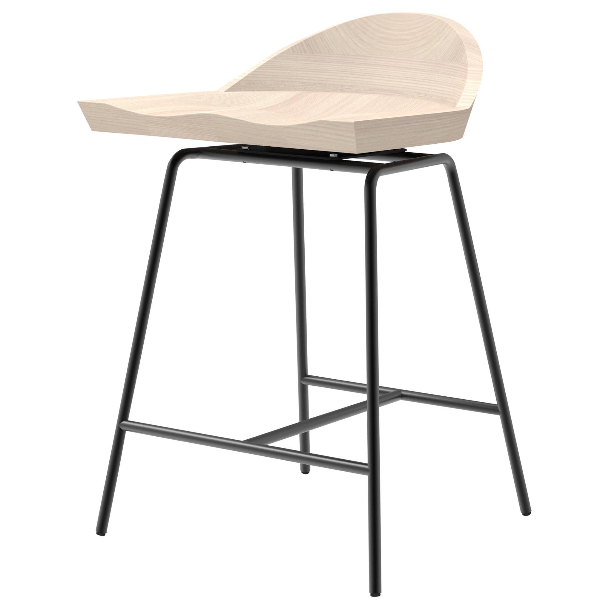 En vente : Black (Metal Matte Black) Tabouret de comptoir à fuseaux en frêne blanc massif et acier conçu par Craig Bassam