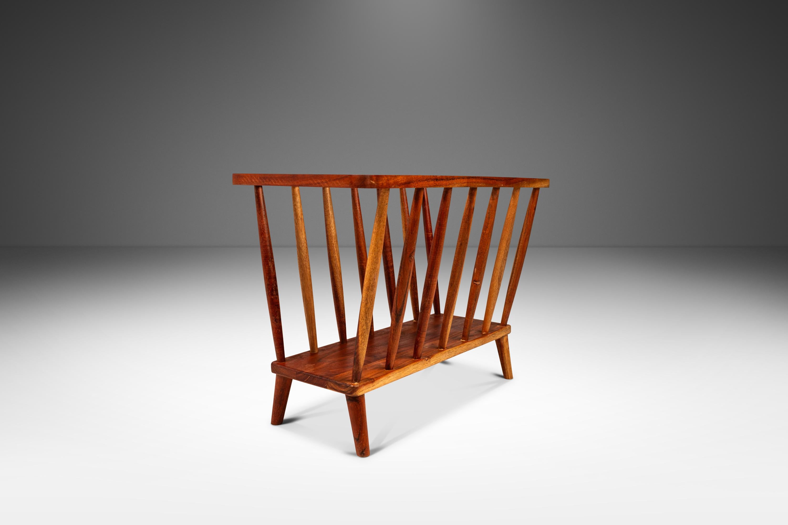 Ti presentiamo uno splendido portariviste realizzato in solido legno di ciliegio nero. Costruito alla fine degli anni '60 o all'inizio degli anni '70, questo squisito pezzo presenta straordinarie venature variegate del legno, uniche solo nella