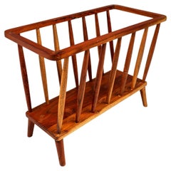 Revistero / Librero de husillo en madera maciza de cerezo negro, EE.UU., c. 1960