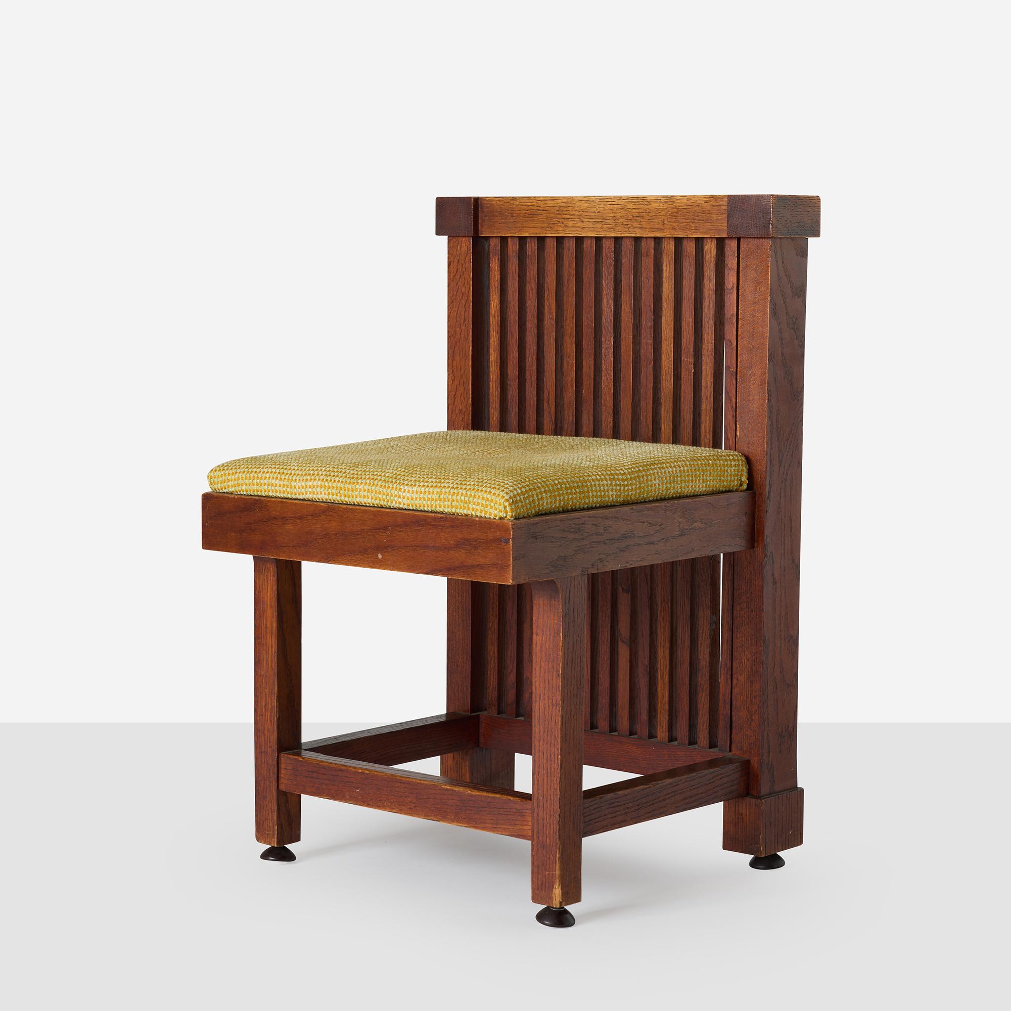 Chaise d'appoint en forme de fuseau pour la bibliothèque Lloyd Wright par Frank Lloyd Wright

Chaise d'appoint conçue par Frank Lloyd Wright pour la Lawrence Memorial Library à Springfield, Illinois. Exécuté en chêne avec un dossier à fuseau