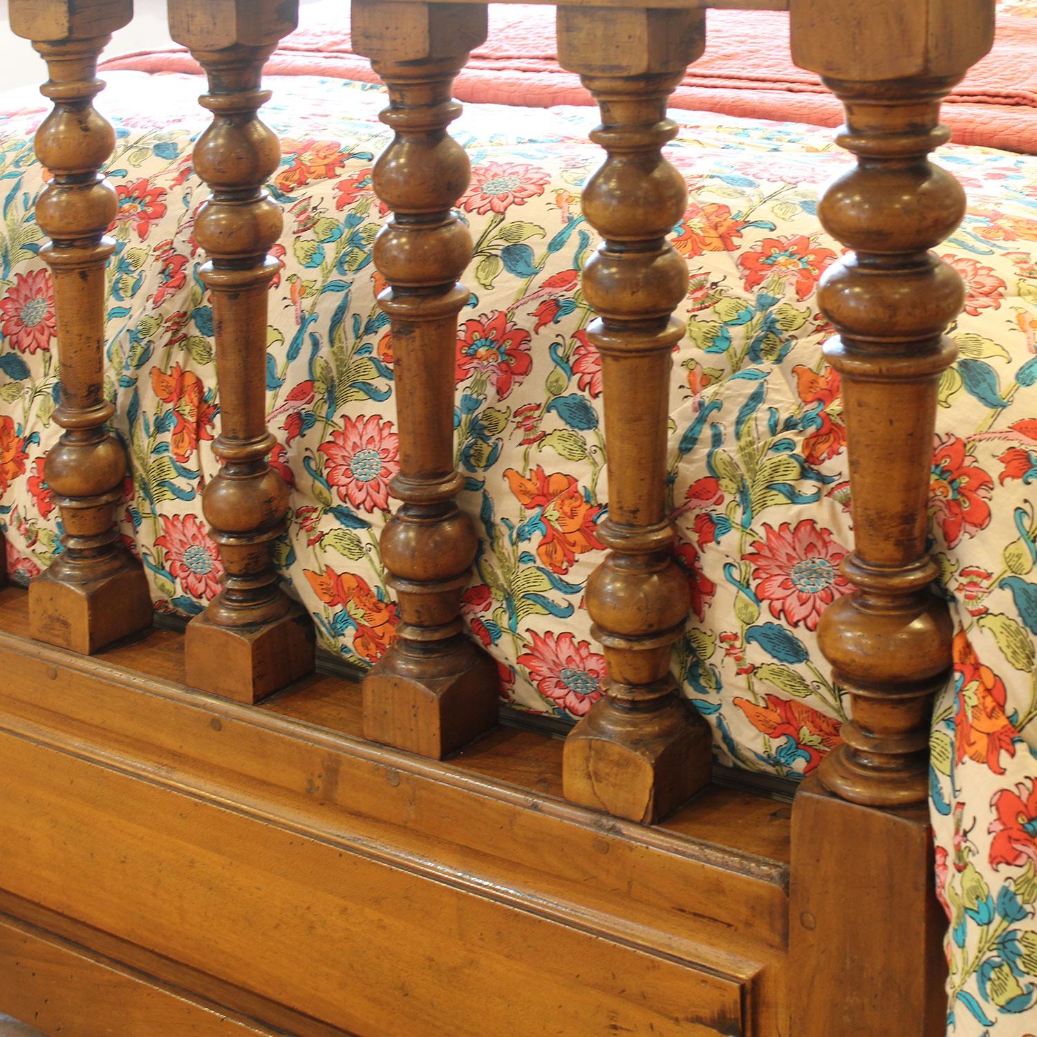 Spindle Wooden Antique Bed, WK190 In Good Condition In Wrexham, GB