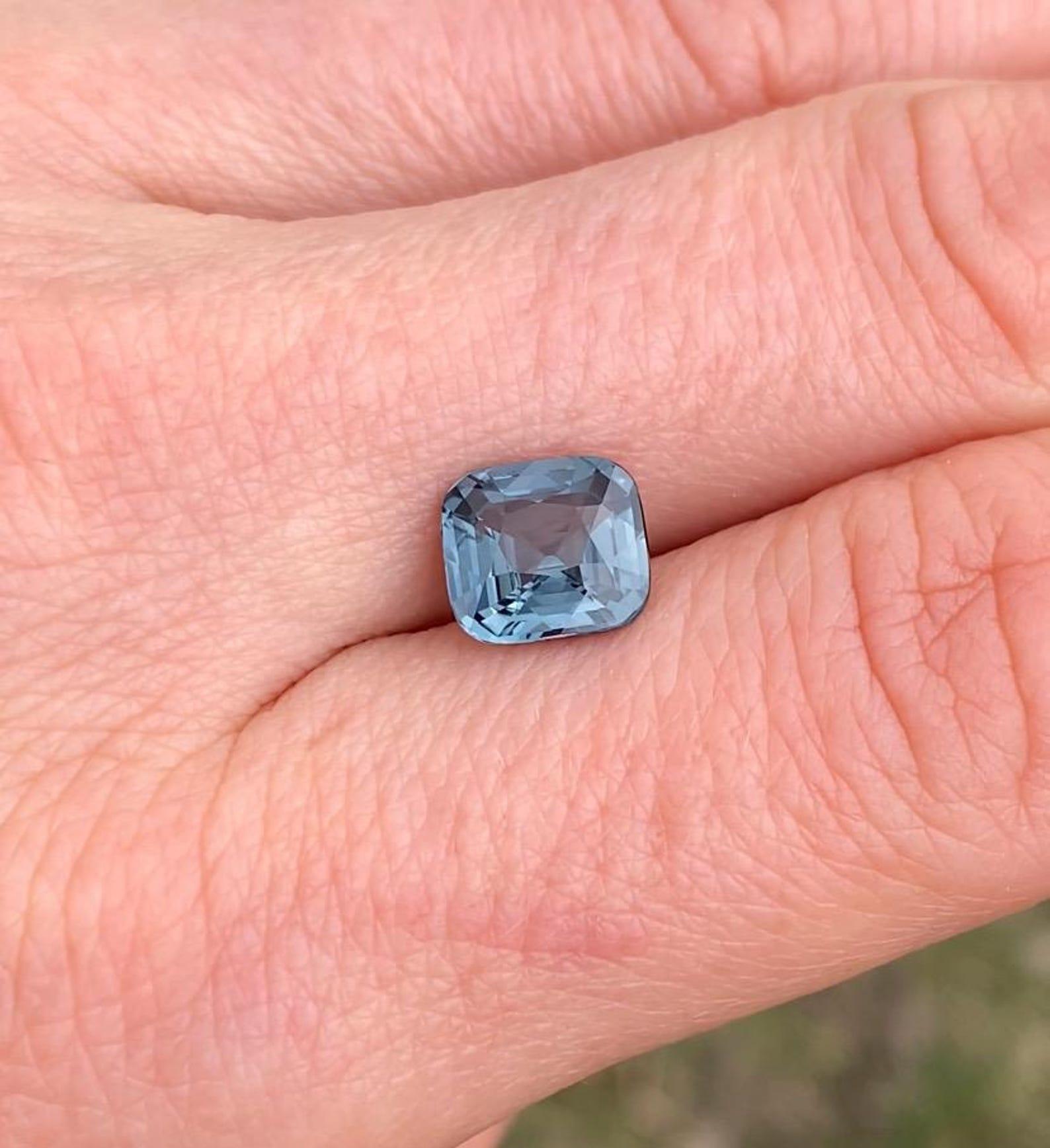Spinelle gris-bleu 2,61 carats, pierre précieuse naturelle libre de haute qualité, coussin, Tanzanie en vente 1