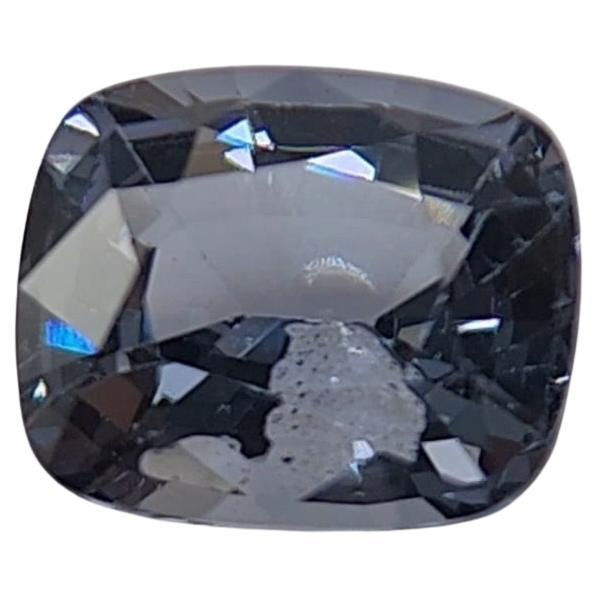 Questo grazioso spinello BLU con taglio a cuscino pesa 3.48  La sua forma si presta a una varietà di possibilità, ma sarebbe un bellissimo anello a tre pietre! Misura  9,20 x 7,70 x 5,0 millimetri, è pulito, brillante e ben sfaccettato, con un bel