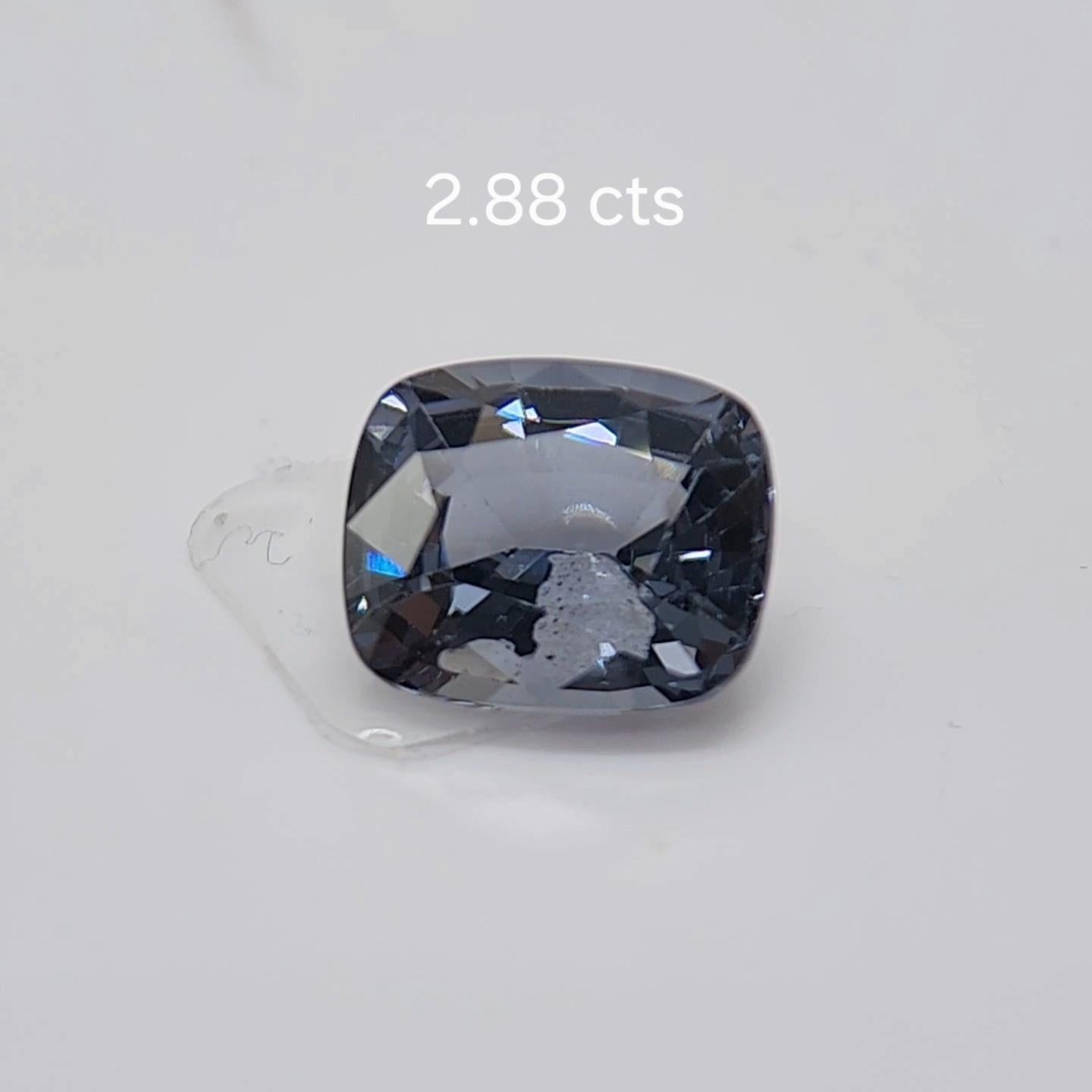 Taglio cuscino Spinello 2,88 carati. Bellissimo Spinello di colore blu proveniente dallo Sri Lanka. in vendita