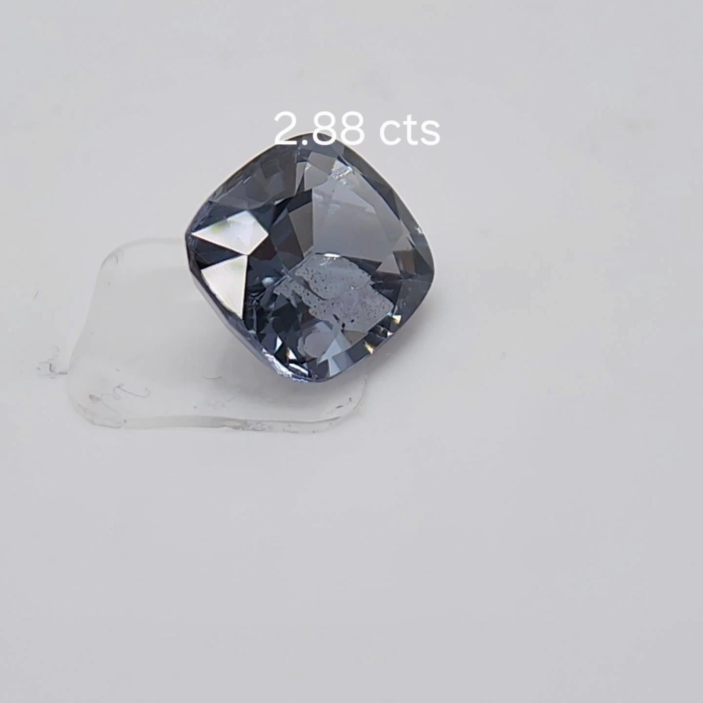 Spinello 2,88 carati. Bellissimo Spinello di colore blu proveniente dallo Sri Lanka. in vendita 1