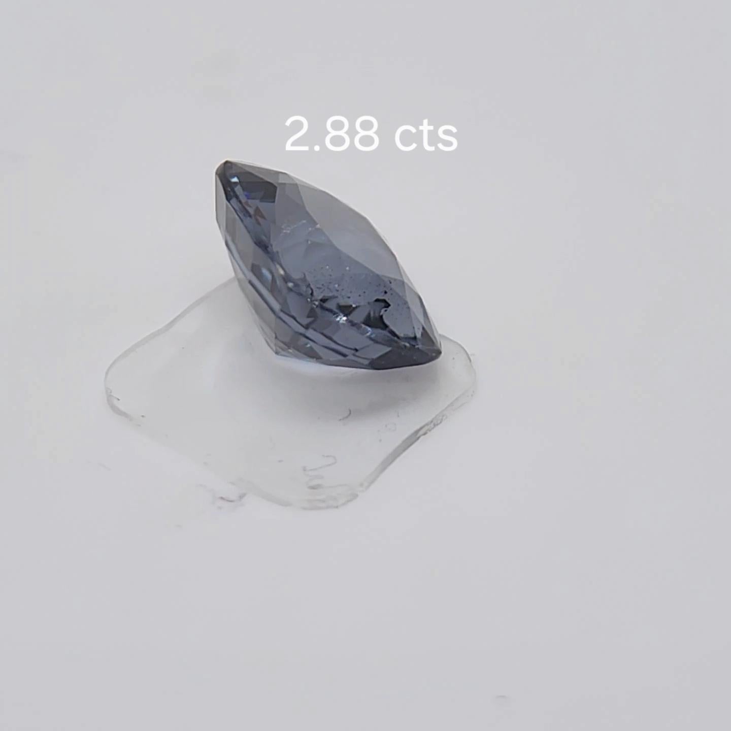 Spinello 2,88 carati. Bellissimo Spinello di colore blu proveniente dallo Sri Lanka. in vendita 2