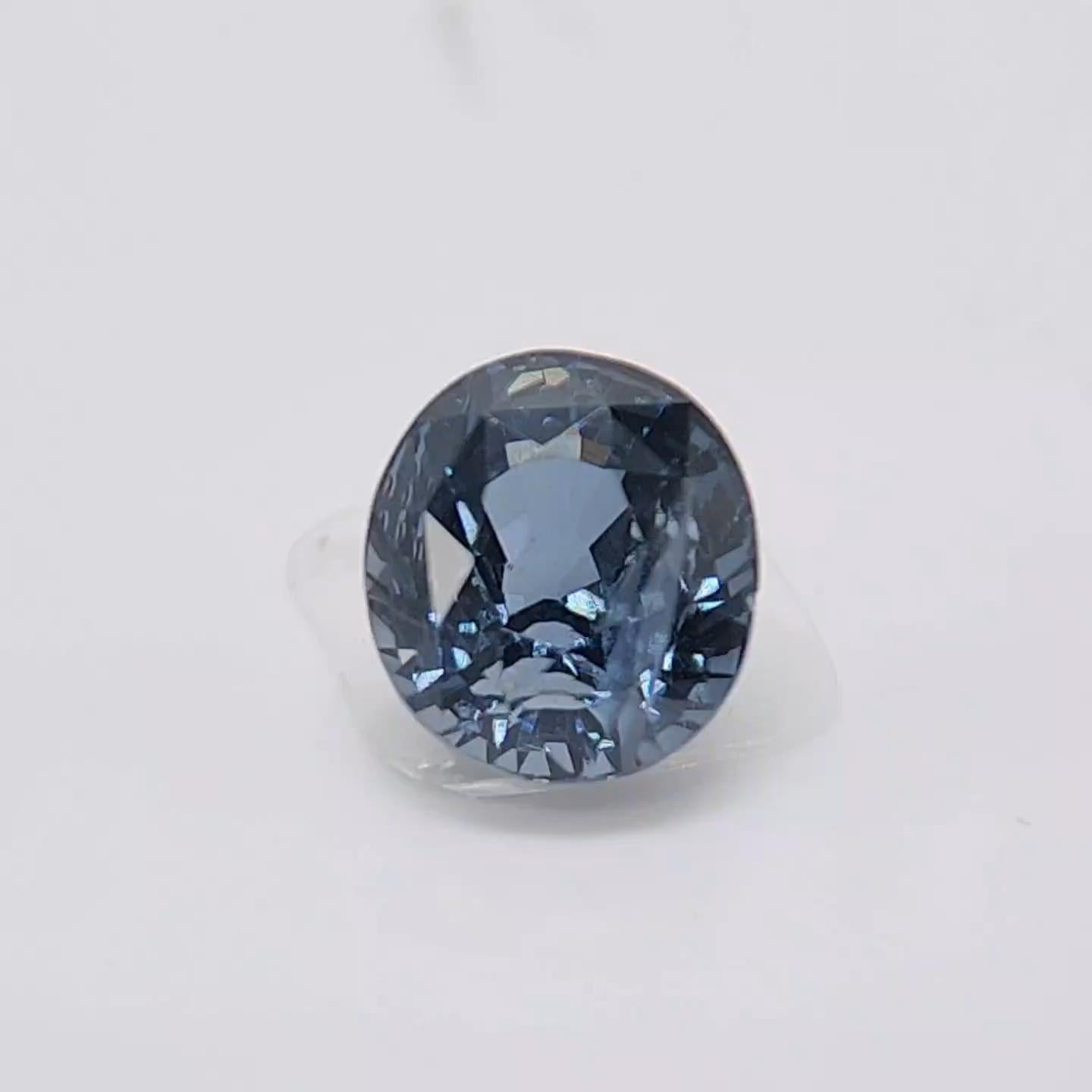 Questo grazioso spinello BLU con taglio a cuscino pesa 3.48  La sua forma si presta a una varietà di possibilità, ma sarebbe un bellissimo anello a tre pietre! Misura  9,0 x 8,2 x 6,0 millimetri, è pulito, brillante e ben sfaccettato, con un bel