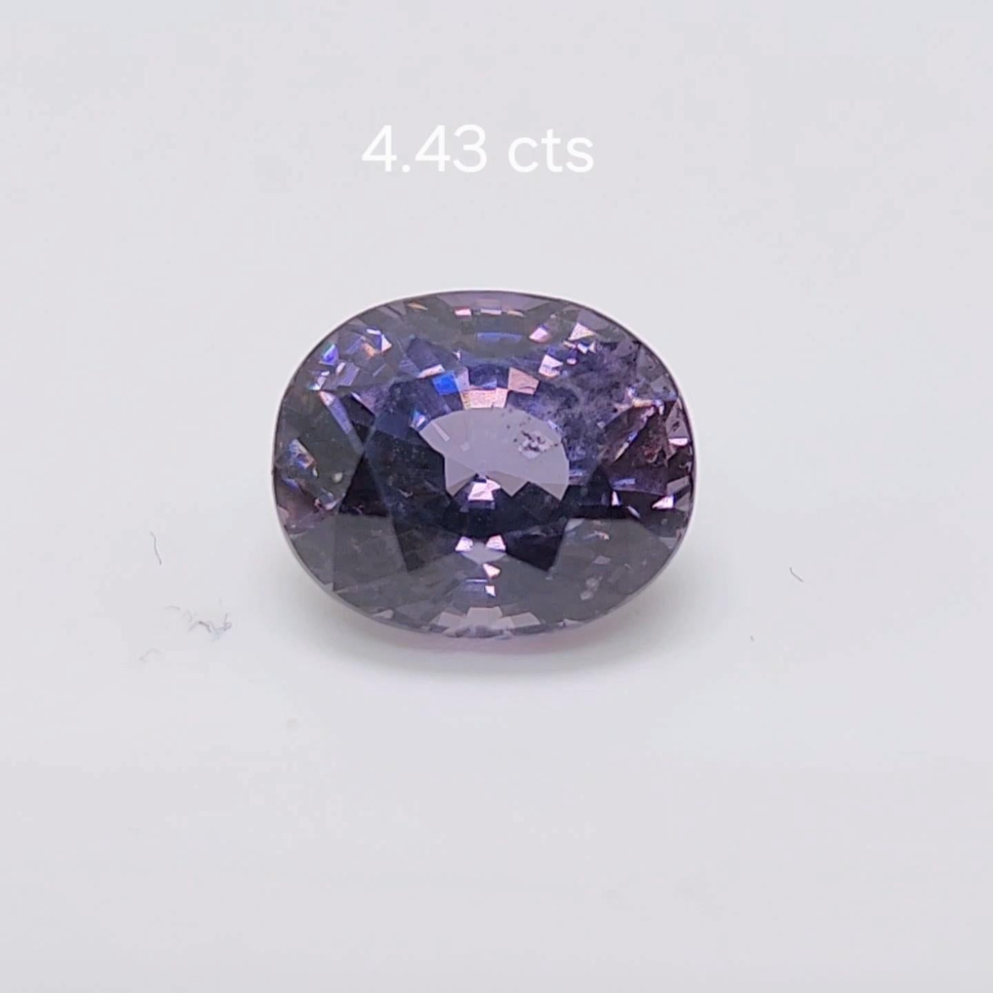 Ce joli spinelle rose violacé  Coupe coussin, poids 4.43  carats et ferait une belle bague à trois pierres, bien que sa forme se prête à une variété de possibilités ! Il mesure  10,0 x 8,3 x 6,8 millimètres, est propre à l'œil, brillante et bien