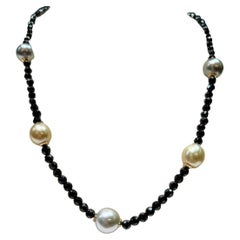Spinelle avec 3 perles noires de Tahiti et 2 perles dorées des mers du Sud avec argent C