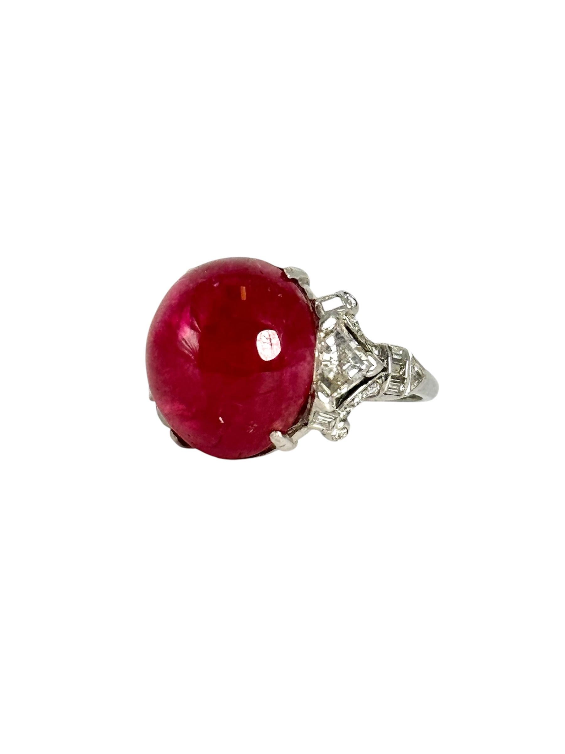 Bague en spinelle et diamant. Le spinelle fait 17,94 carats. 