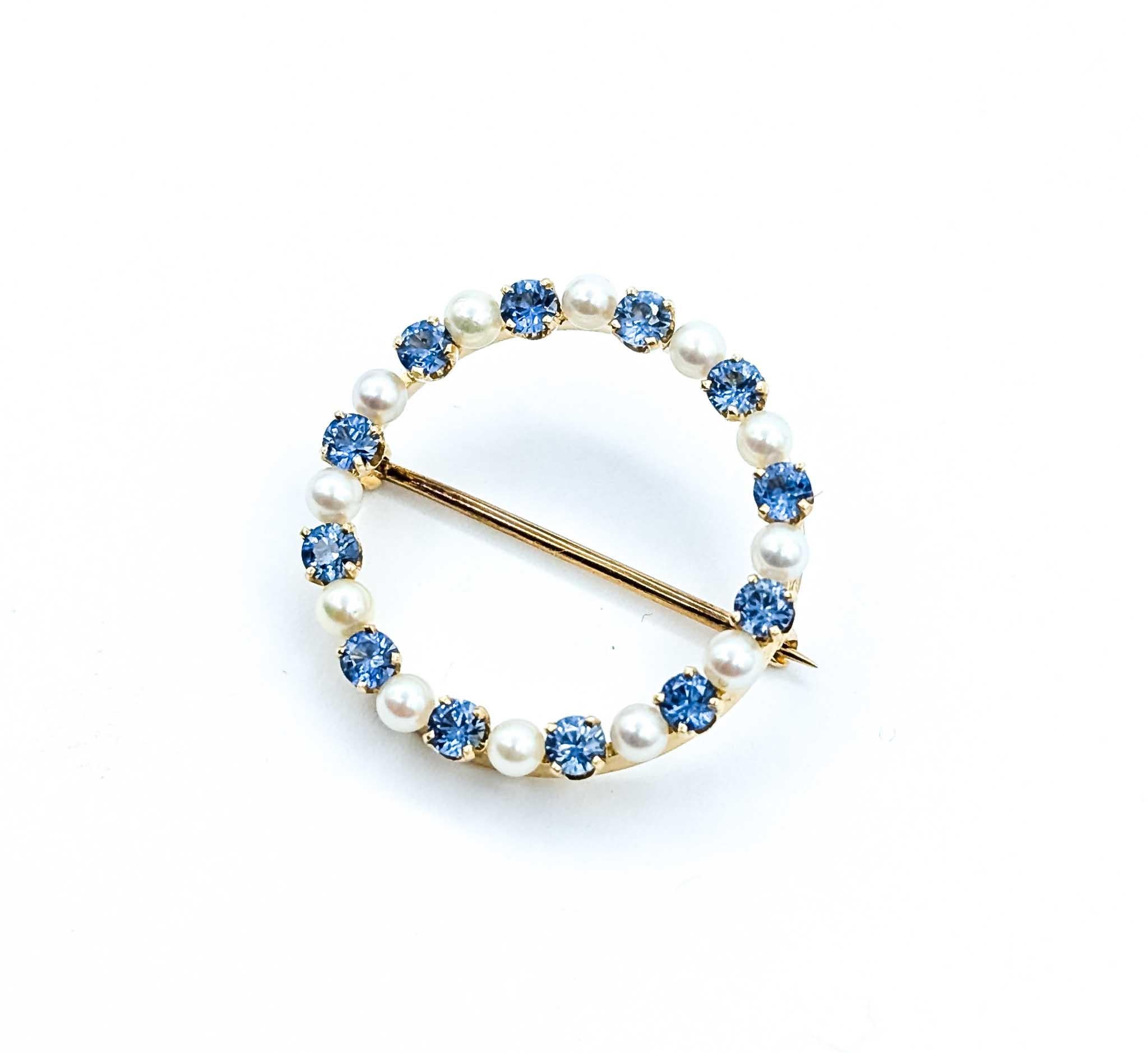  Spilla in oro con spinello e perla

Ti presentiamo questa accattivante spilla, realizzata con l'eleganza senza tempo dell'oro giallo 14 carati, che incarna il fascino classico del design del Mid-Century. Questo squisito pezzo presenta