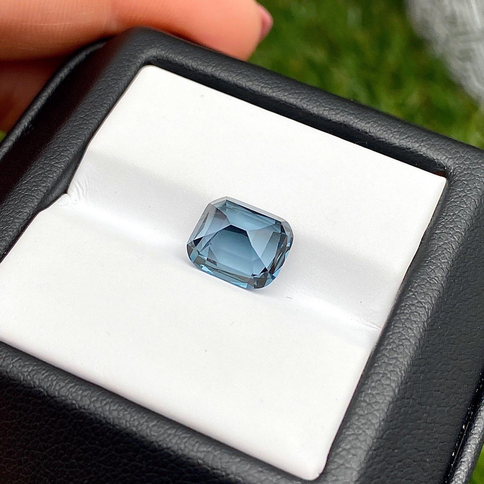 Espinela Azul 3,53Ct gema natural, talla cojín, Tanzania, Certificado GFCO en Nuevo estado para la venta en Daugavpils, LV