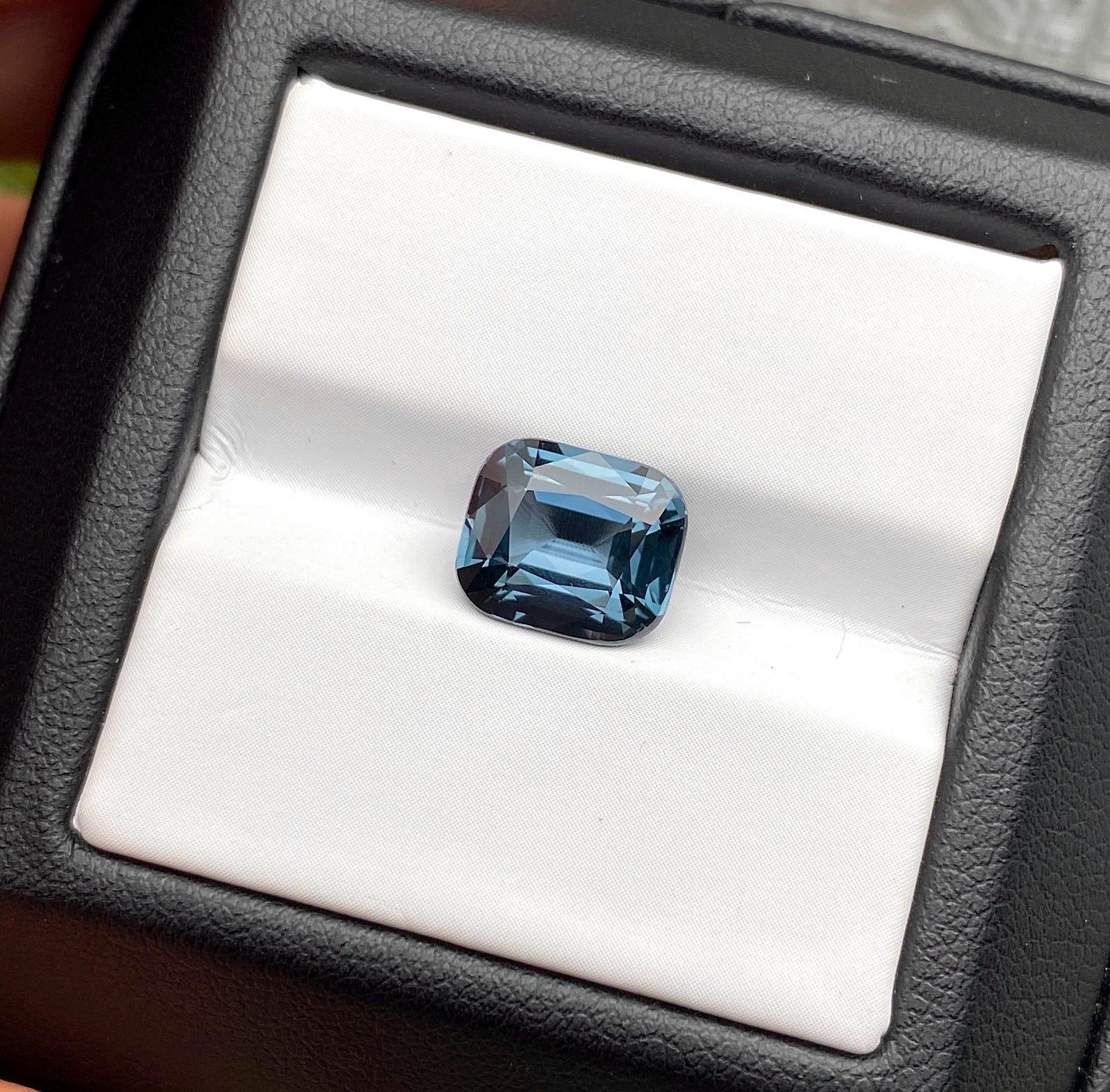 Femenino o masculino Espinela Azul 3,53Ct gema natural, talla cojín, Tanzania, Certificado GFCO en venta