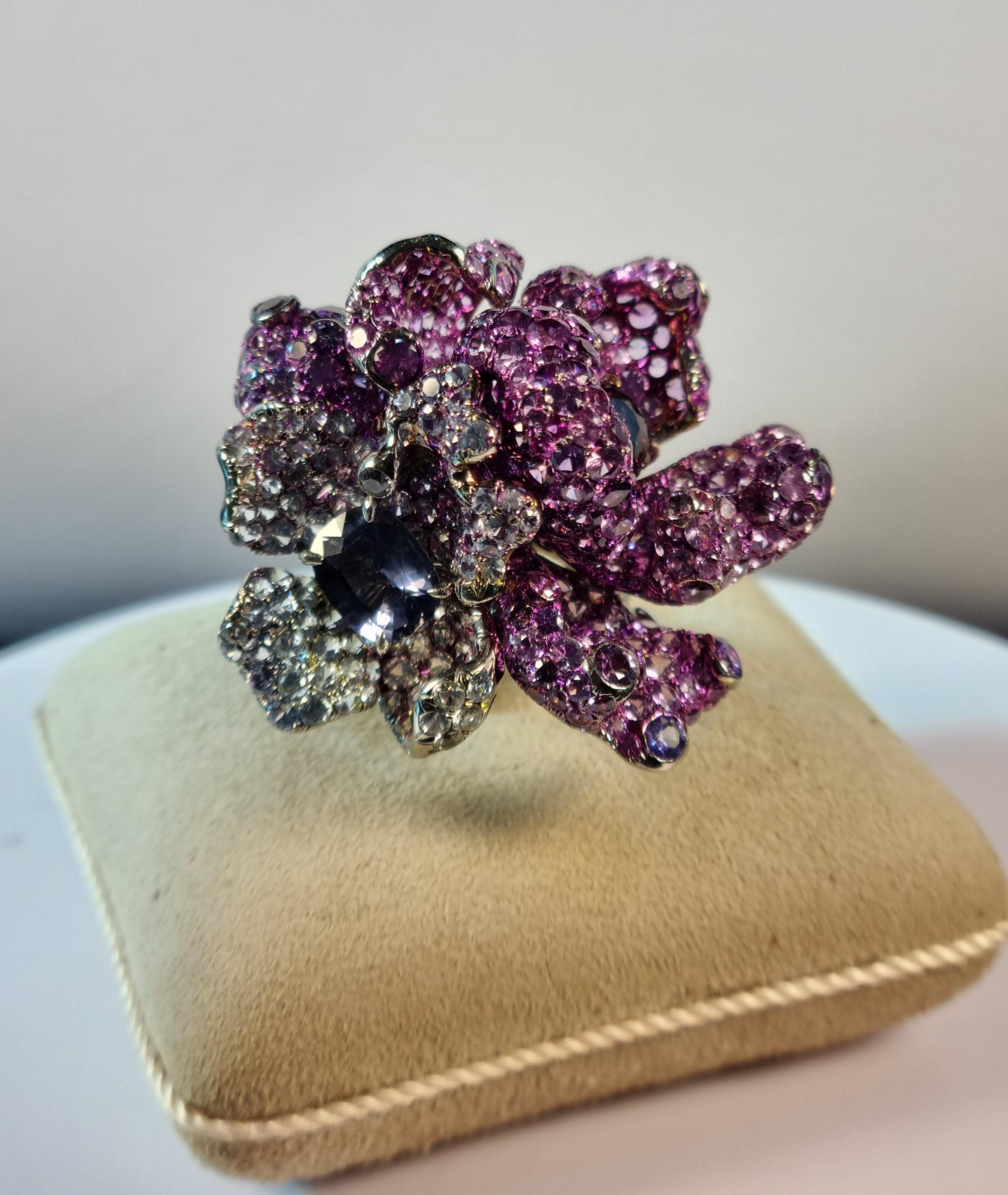 Spinell Blumenring aus 18 Karat Gold mit blauen und rosa Saphiren und Diamanten im Angebot 4