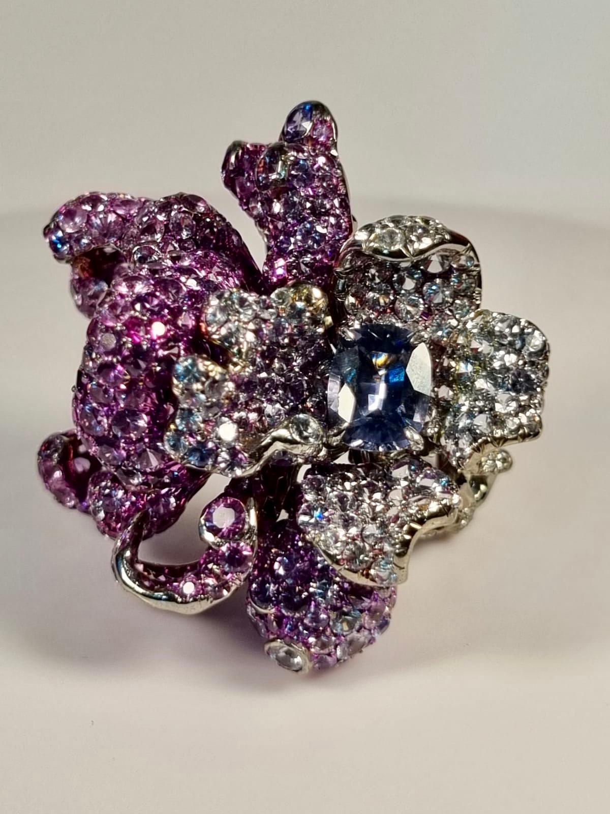 Spinell Blumenring aus 18 Karat Gold mit blauen und rosa Saphiren und Diamanten (Ovalschliff) im Angebot
