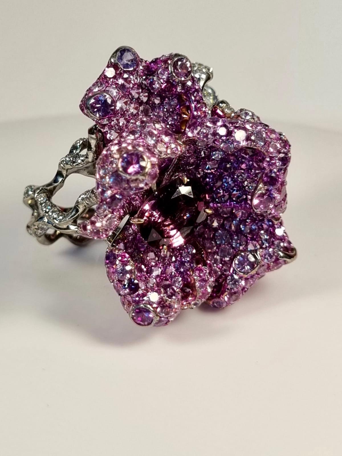 Spinel Blue and Pink Sapphires and Diamond Flower Ring in 18k Gold In New Condition For Sale In Bilbao, ES