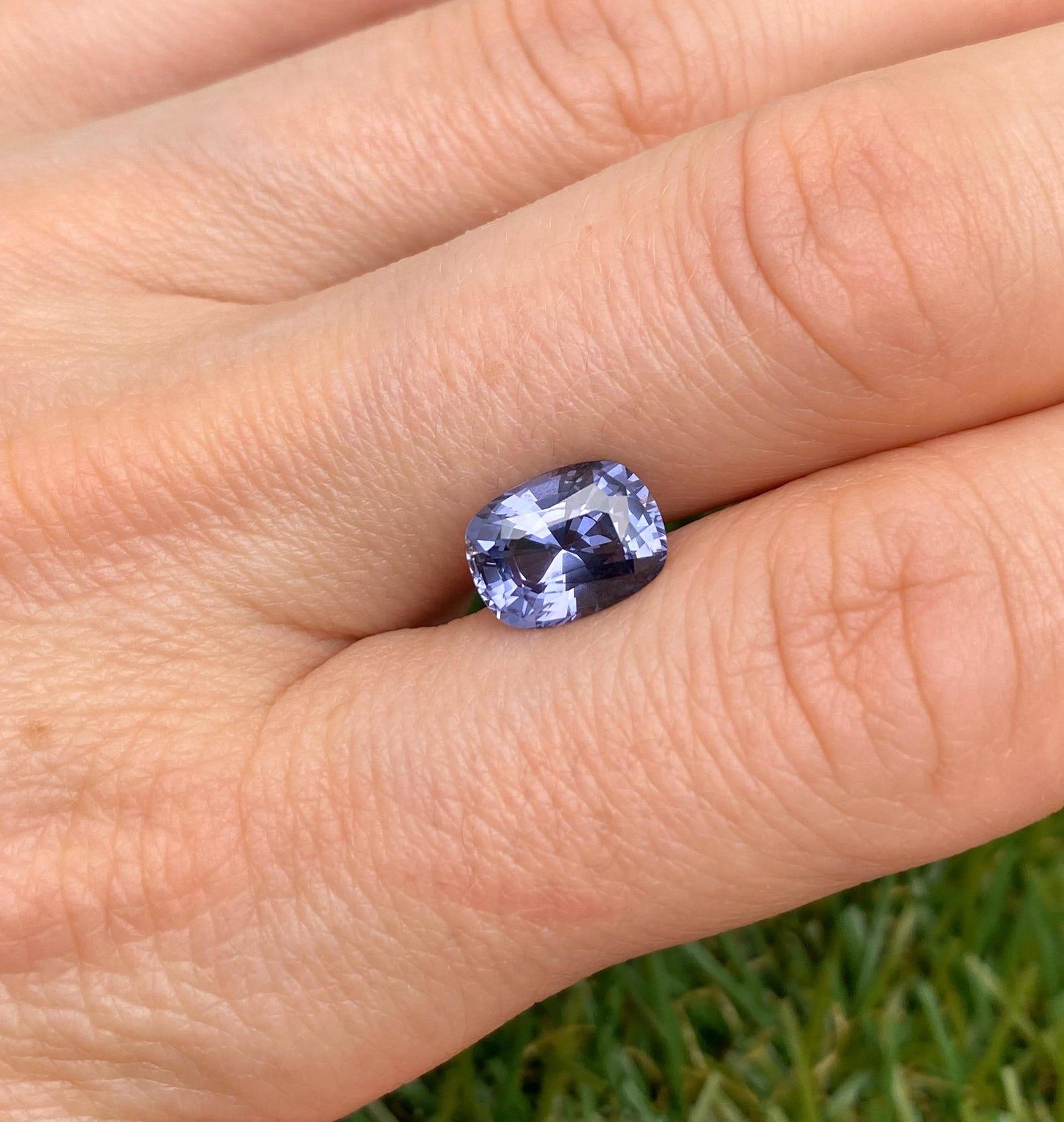 Spinelle bleu-violet Naturelle Pierre précieuse en vrac

Certifié par le laboratoire GFCO
Couleur de la pierre : Violet bleuté
Type de pierre précieuse : Spinelle
Taille de la pierre : 9.71x7.32x5.46mm
Qualité de la coupe : Très bonne
Clarté/Grade :