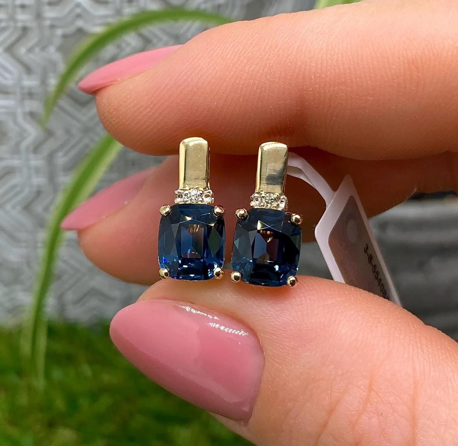 Spinelle de cobalt naturelle et diamant
Boucles d'oreilles en or jaune 14 carats

Spinelle certifiée par le laboratoire GFCO
Les boucles d'oreilles sont munies d'un certificat d'étiquetage de laboratoire.
Pierre principale : Spinelle
Création de la