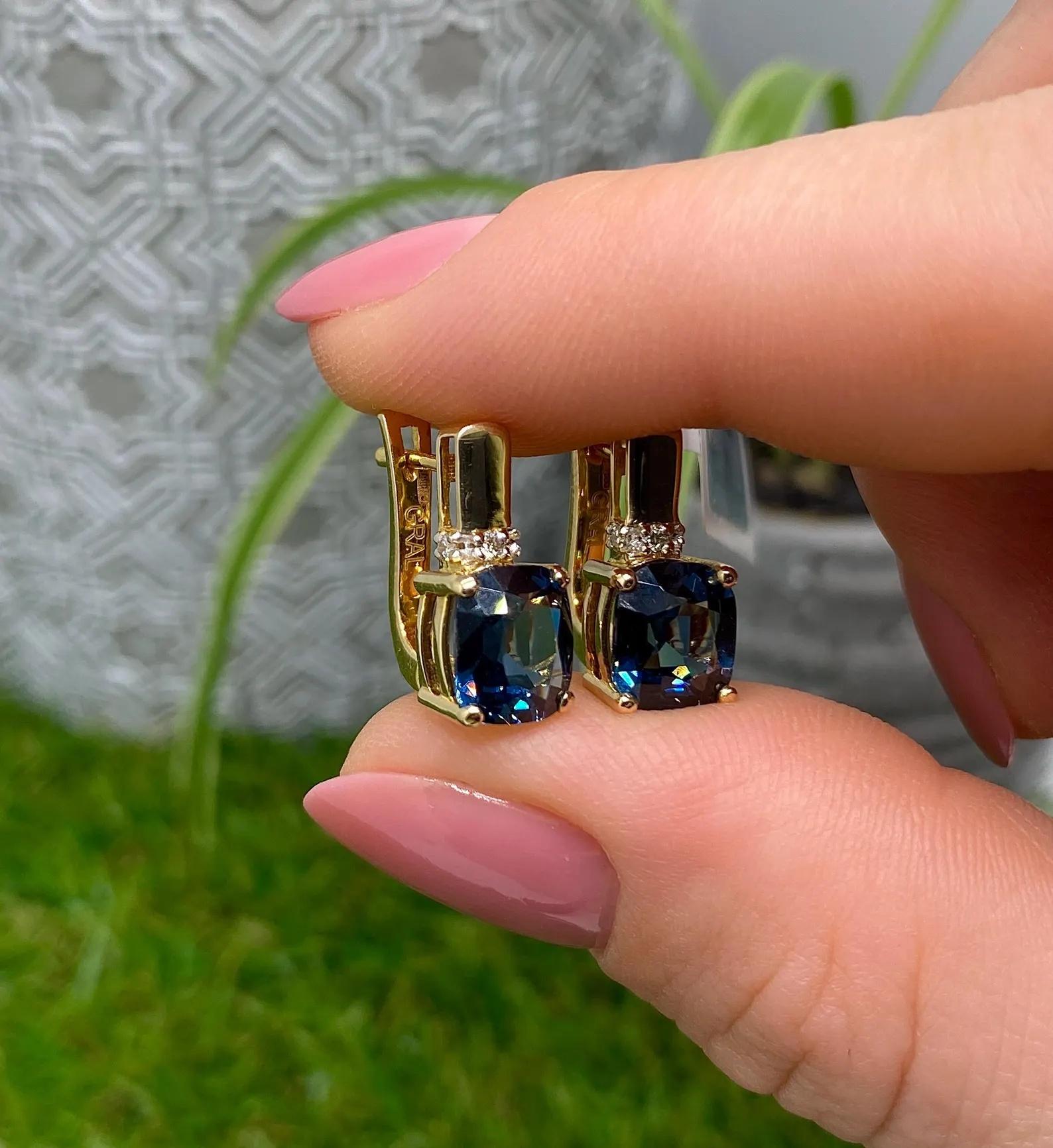 Taille coussin Boucles d'oreilles naturelles en or jaune 14 carats, Spinelle, bleu de cobalt et diamants en vente