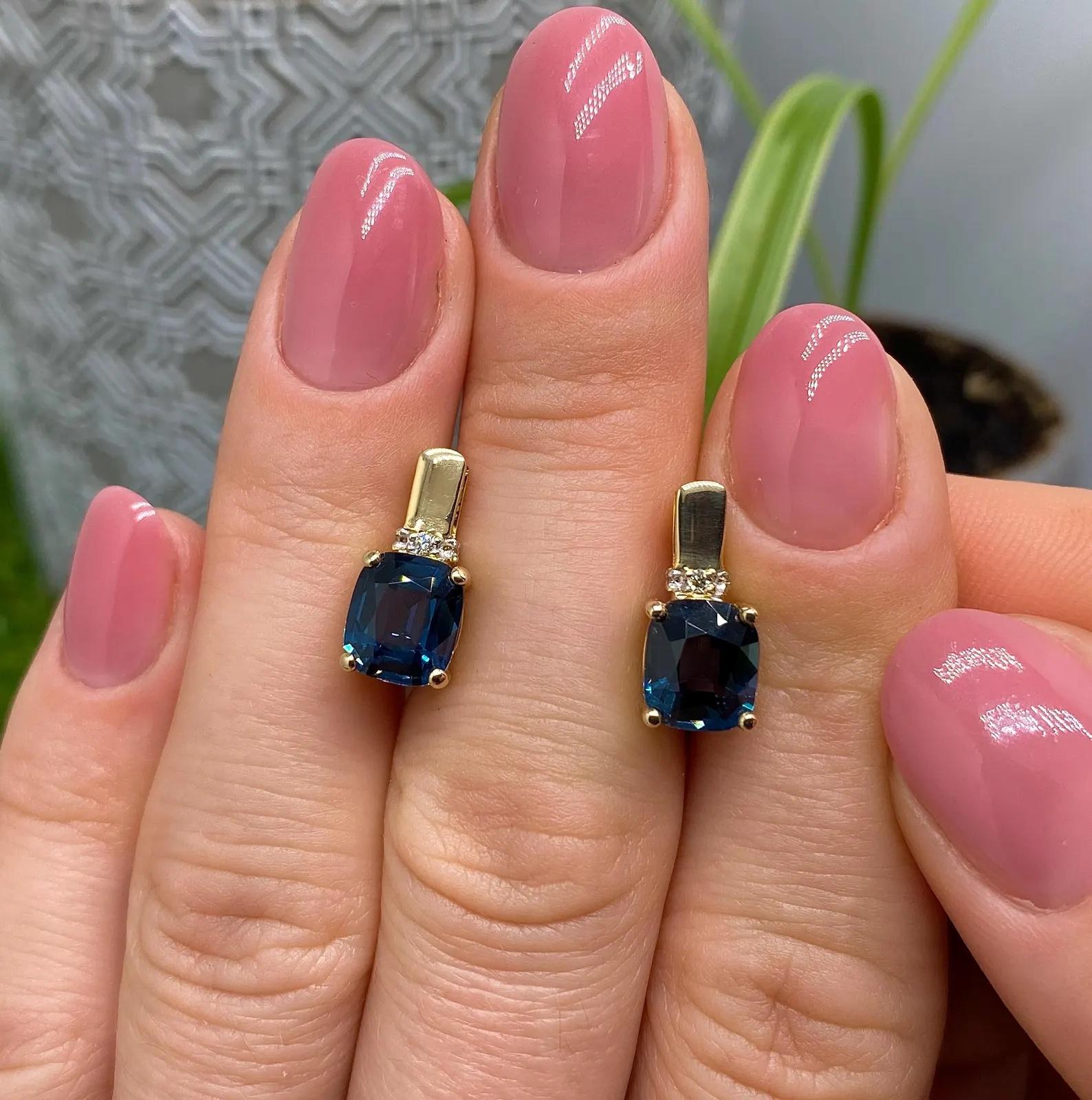 Boucles d'oreilles naturelles en or jaune 14 carats, Spinelle, bleu de cobalt et diamants en vente 1