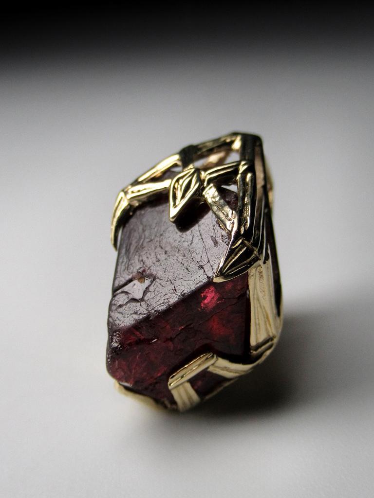 Spinell Kristall 18K Gelbgold Anhänger Dark Cherry Natural Raw Uncut Stone im Angebot 4