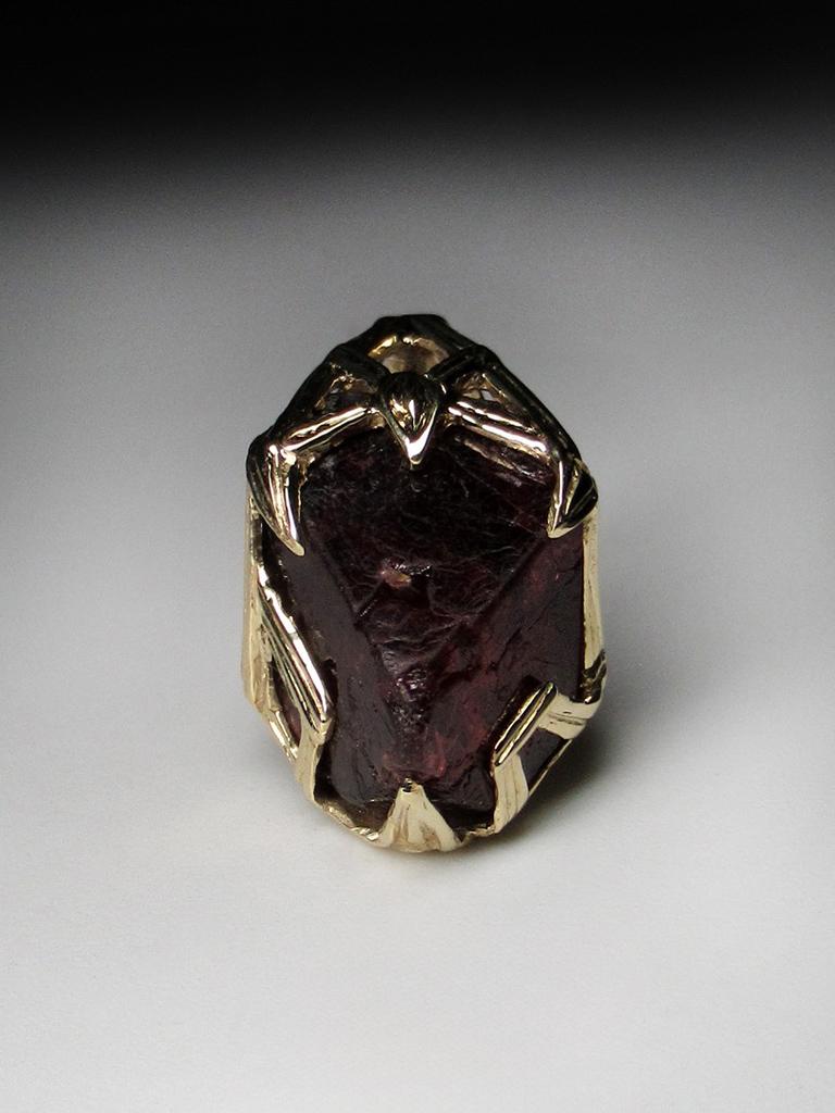 Spinell Kristall 18K Gelbgold Anhänger Dark Cherry Natural Raw Uncut Stone im Angebot 5