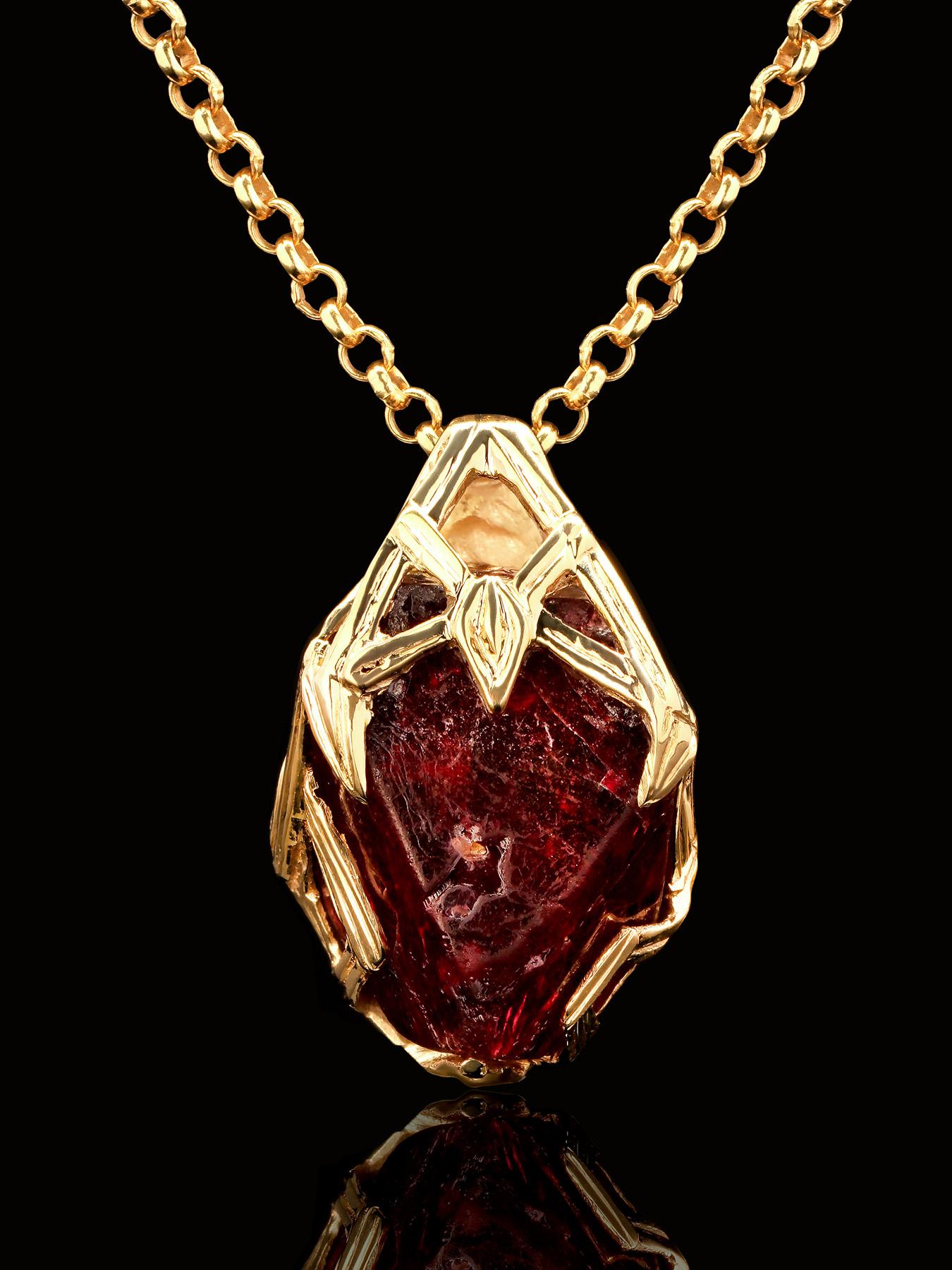 Anhänger aus 18 Karat Gold mit natürlichem Kristall aus rotem Spinell 
Herkunft der Kristalle - Birma
Abmessungen des Spinells - 0,31 x 0,39 x 0,59 Zoll / 8 x 10 x 15 mm
Spinell Gewicht - 11,85 Karat
Länge des Anhängers - 1,18 Zoll / 30 mm
Gewicht