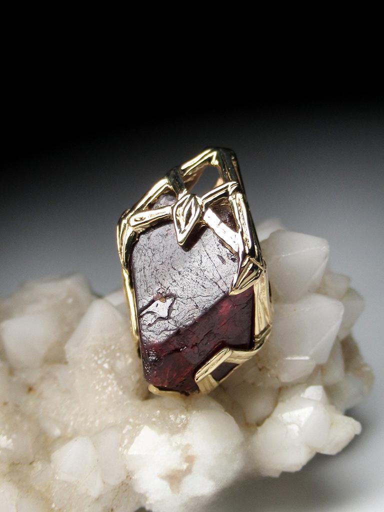 Spinell Kristall 18K Gelbgold Anhänger Dark Cherry Natural Raw Uncut Stone (Kunsthandwerker*in) im Angebot