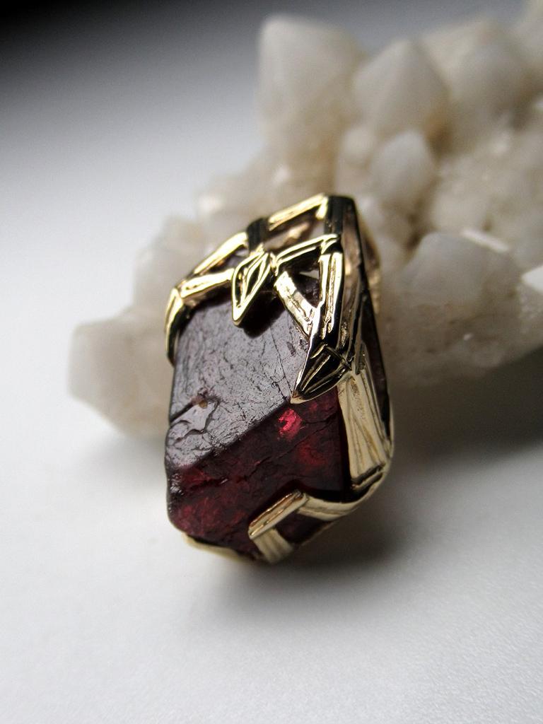 Spinell Kristall 18K Gelbgold Anhänger Dark Cherry Natural Raw Uncut Stone (Ungeschliffen) im Angebot