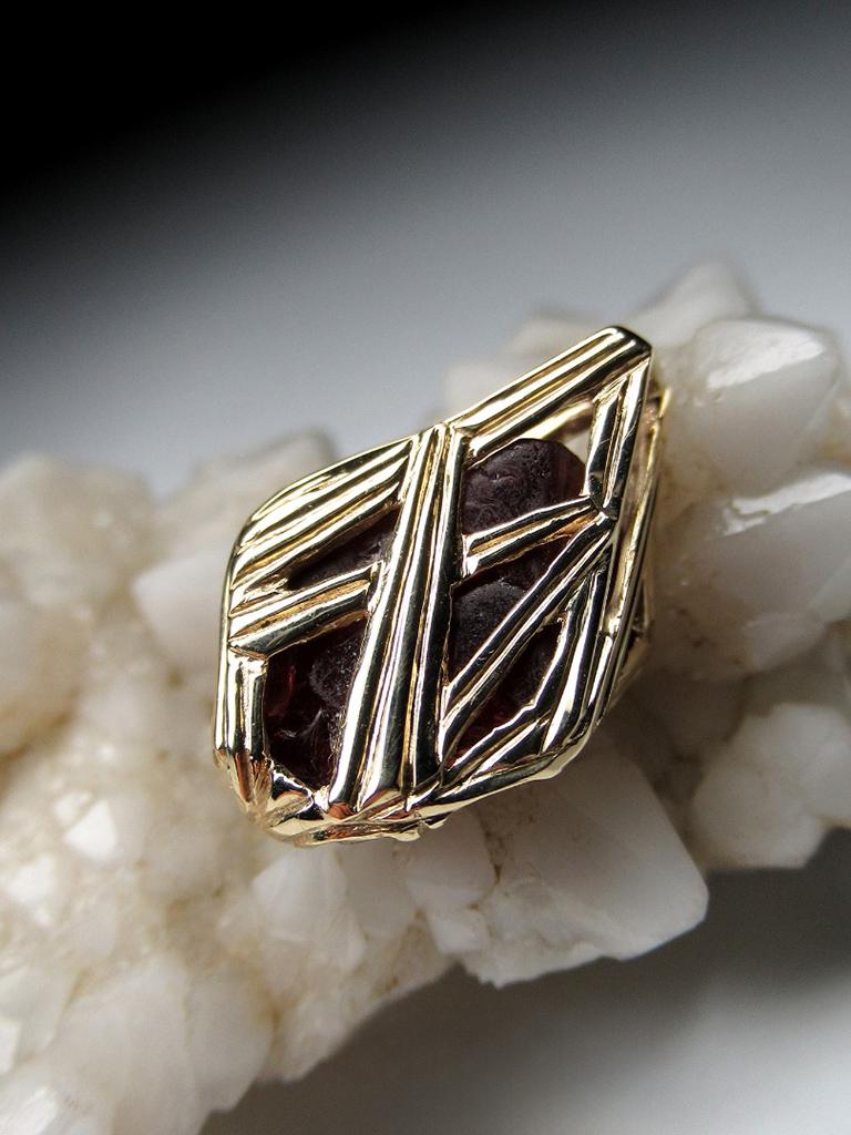 Spinell Kristall 18K Gelbgold Anhänger Dark Cherry Natural Raw Uncut Stone im Angebot 2