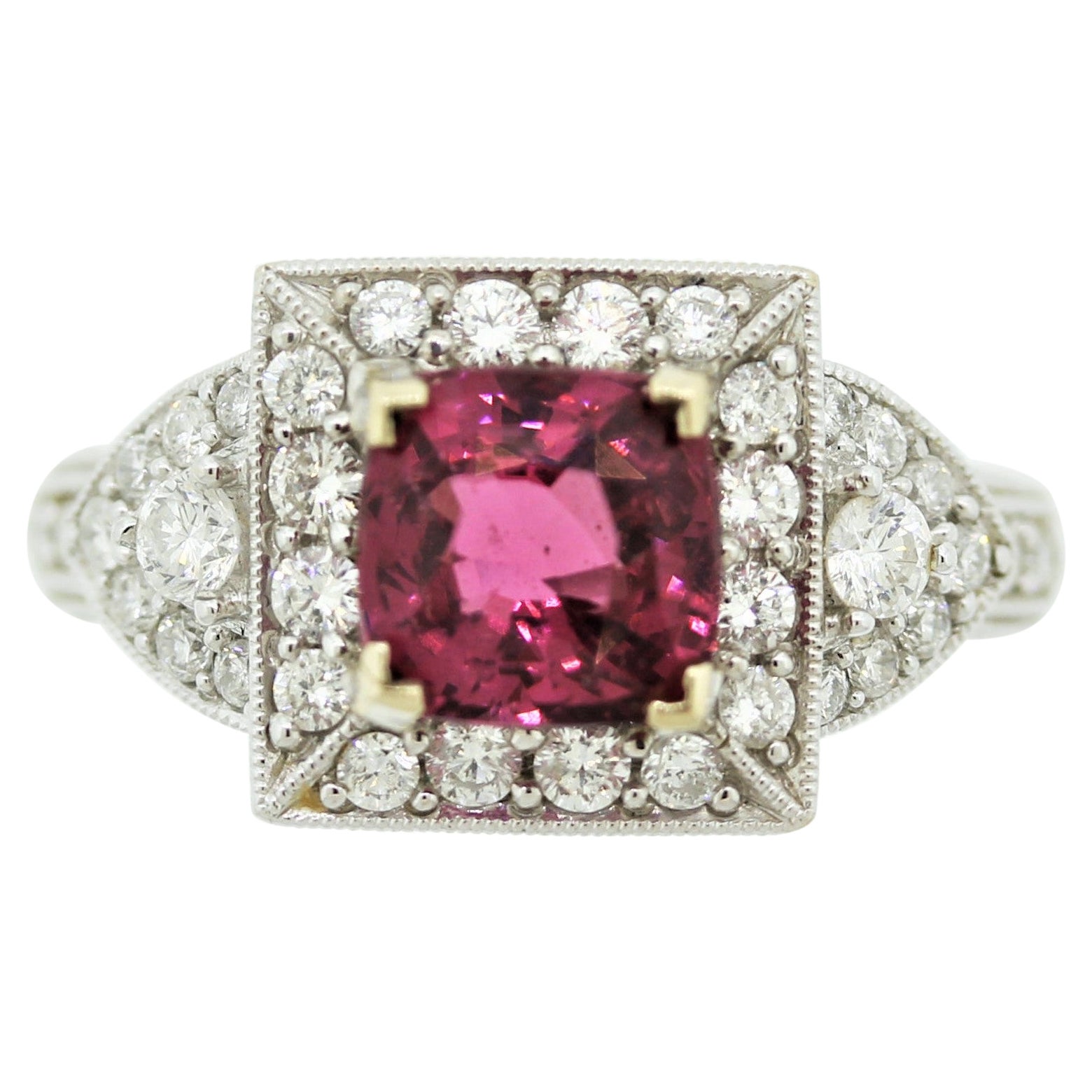 Bague en or avec spinelle et diamants