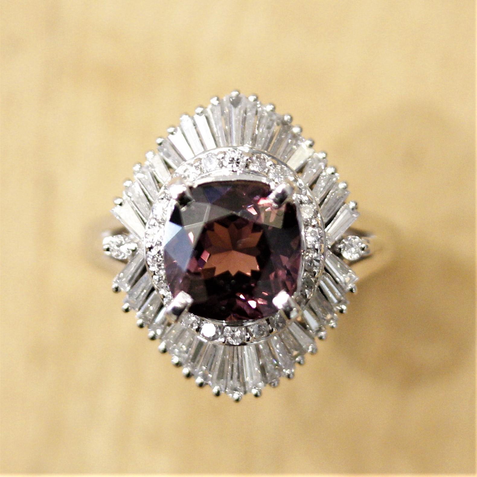 Ein schicker Ring mit einem Spinell von 3,42 Karat und einer einzigartigen rosa-violetten Farbe. Aufgrund des hohen Brechungsindex des Spinells glänzt der Stein mit hervorragender Brillanz und Szintillation. Darüber hinaus ist dieses Exemplar frei