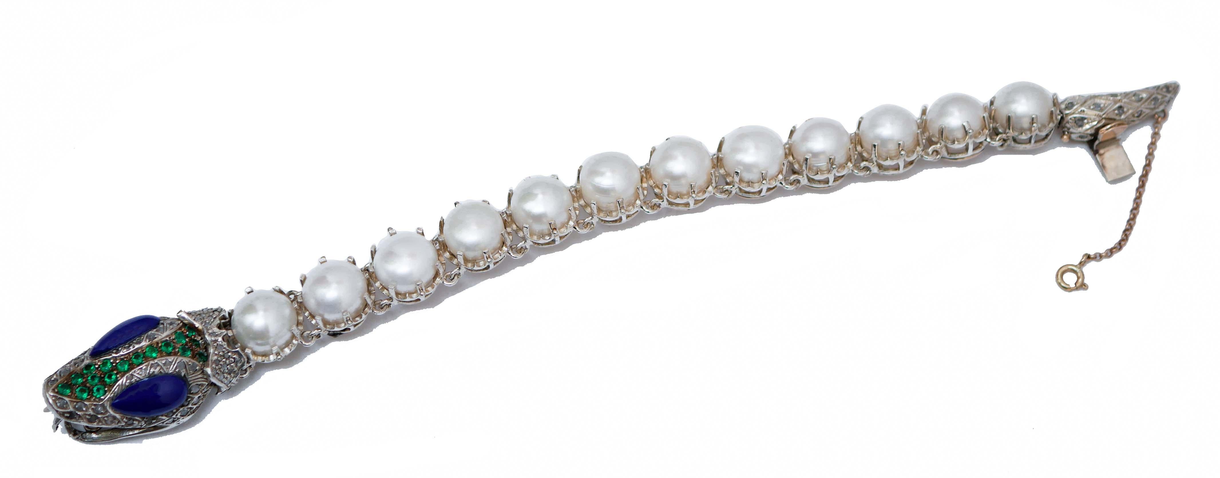 Fantastico bracciale a serpente in oro rosa 9 kt e struttura in argento montato con una testa tempestata di spinello idrotermale e diamanti; per tutto il corpo, perle e diamanti sulla coda. Come occhi, due lapis.
Questo bracciale è stato realizzato