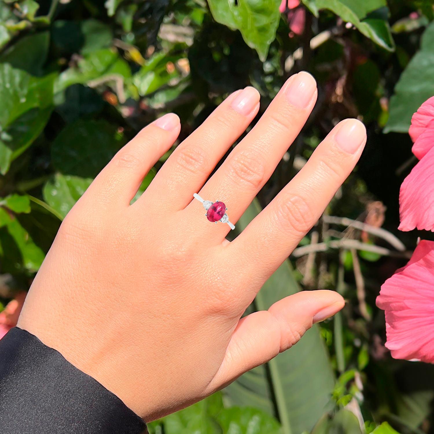 Contemporary Spinel Ring With Diamonds 1.54 Carats 18K White Gold For Sale