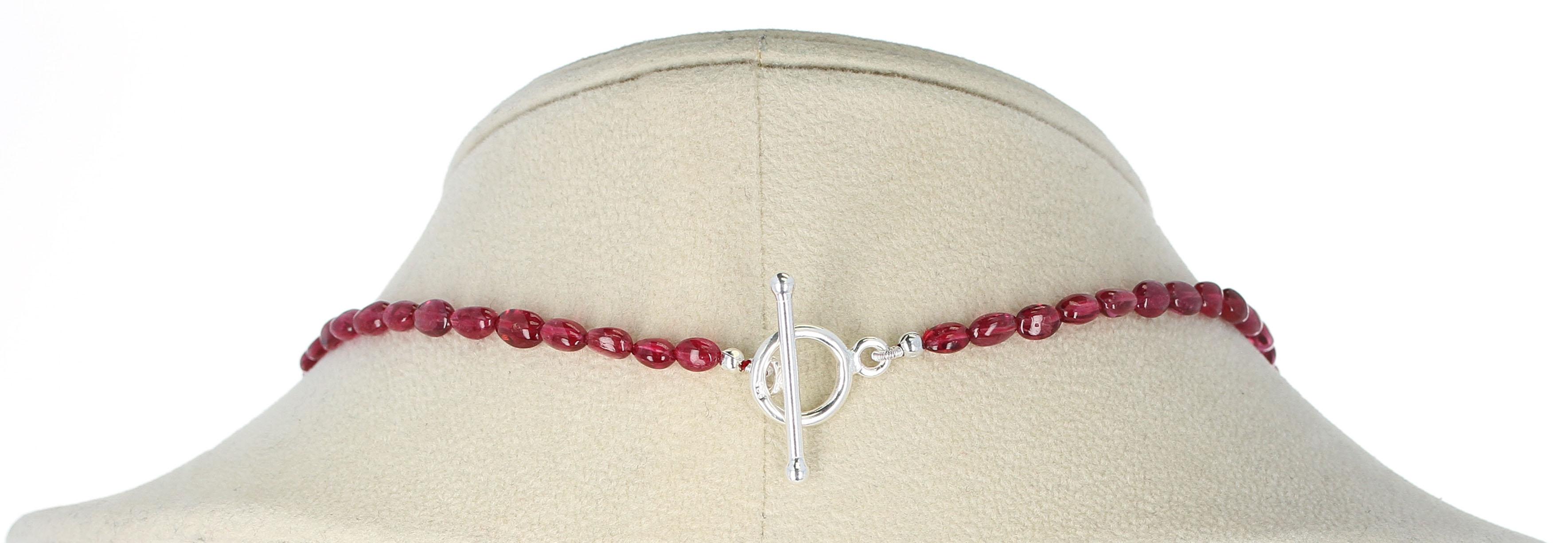 Collana di perline lisce di spinello, chiusura a ginocchiera In condizioni ottime in vendita a New York, NY