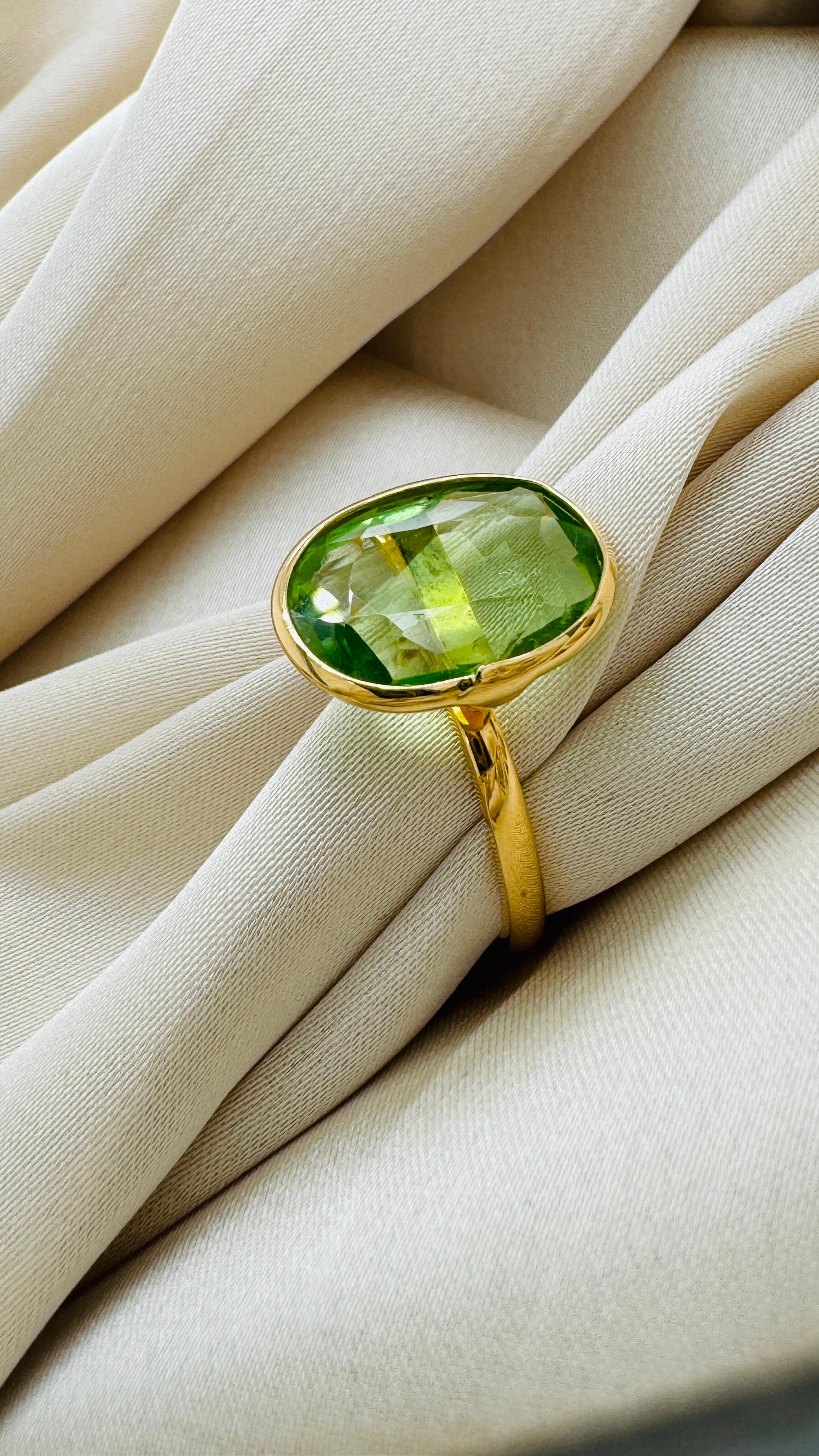 Spinell unförmiger Ring aus 18 Karat Gelbgold (Ungeschliffen) im Angebot