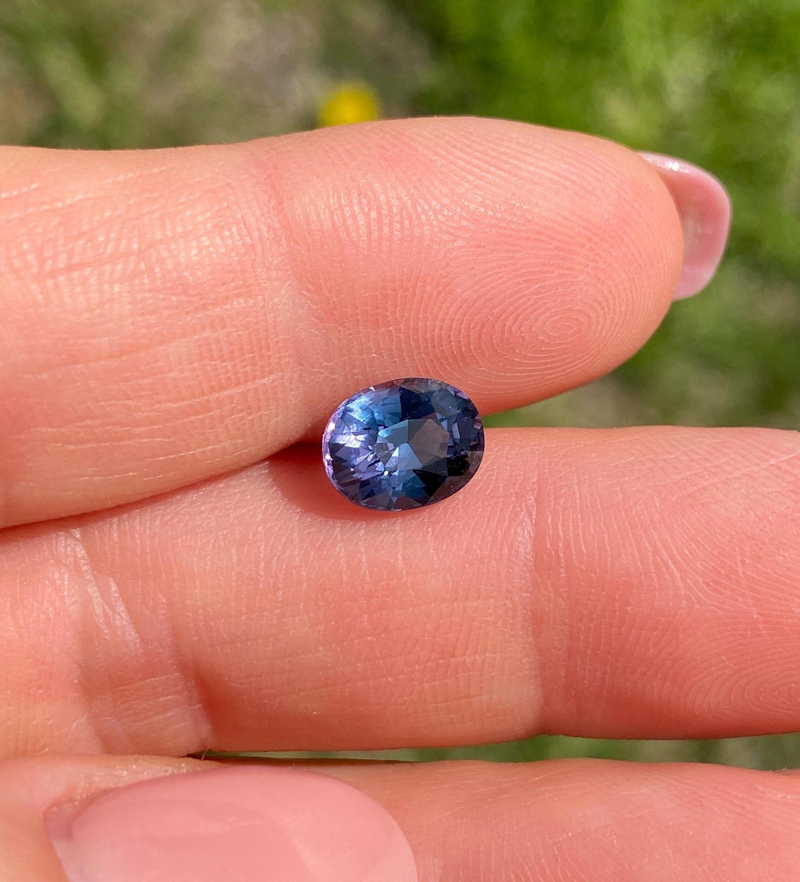Spinell Sehr seltene Zweifarbigkeit Hohe Qualität, 2,44 ct. Loser Edelstein, Zertifikat GFCO (Ovalschliff) im Angebot