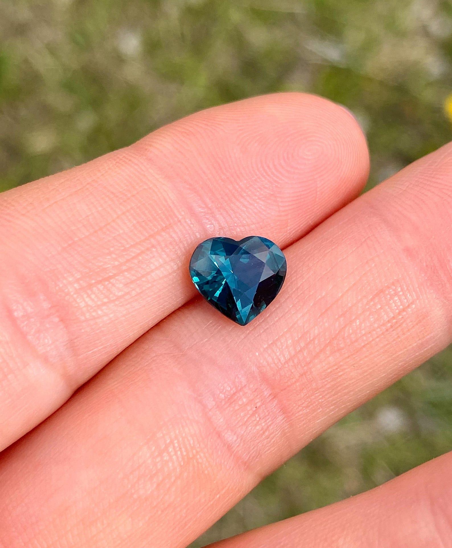Spinel VIVID Green-Blue natural gemstone, heart cut, Origin Tanzania, Certified For Sale 5