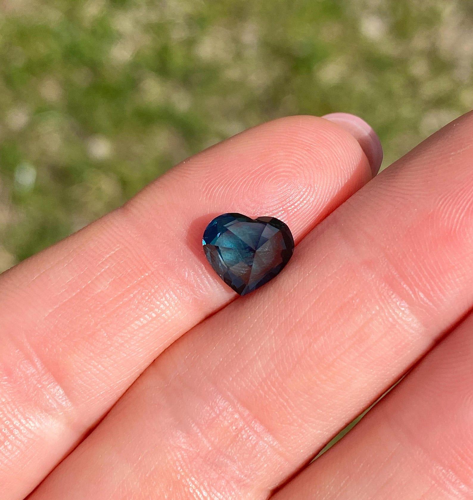 Spinel VIVID Green-Blue natural gemstone, heart cut, Origin Tanzania, Certified In New Condition For Sale In Daugavpils, LV