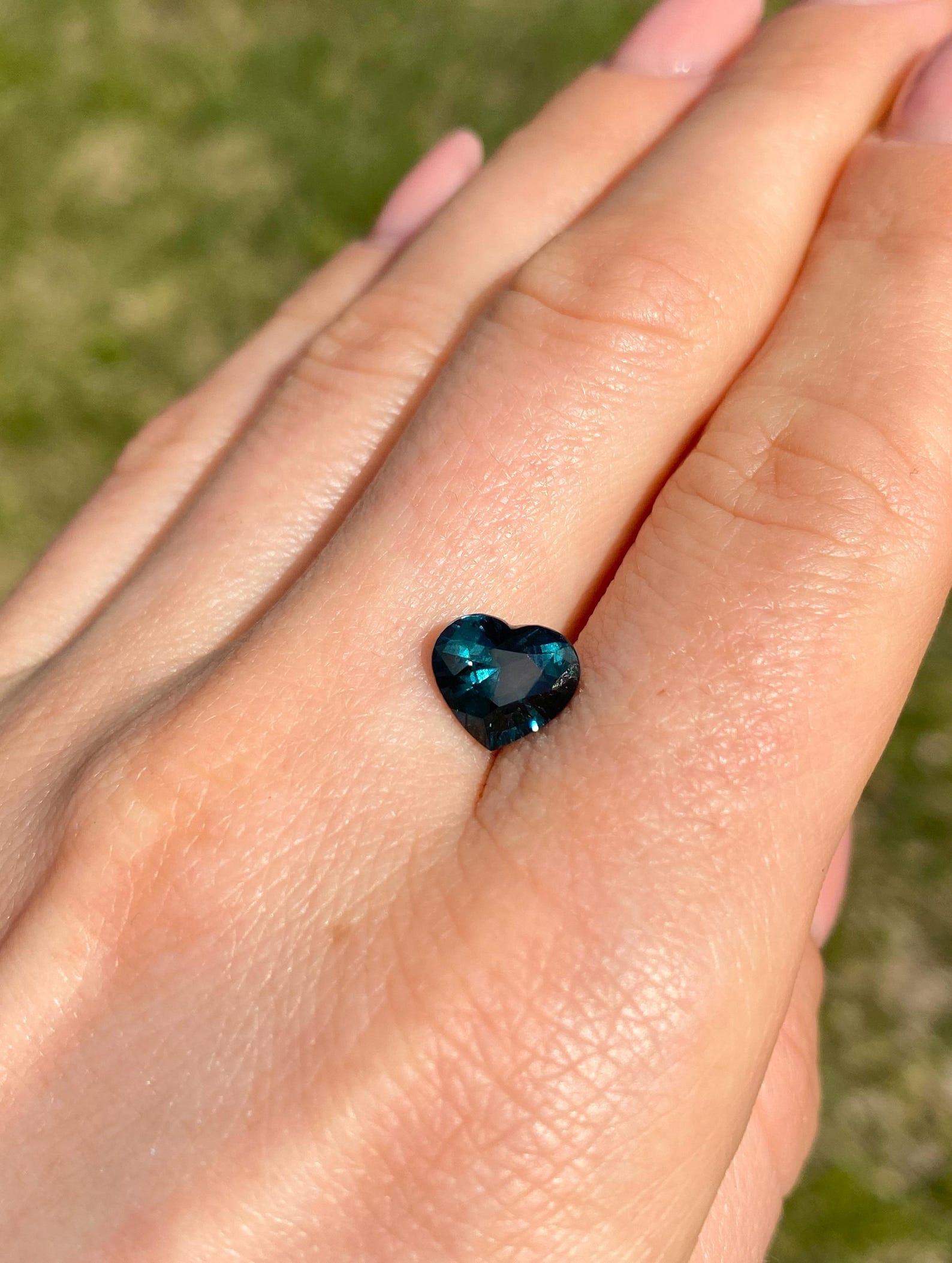 Women's or Men's Spinel VIVID Green-Blue natural gemstone, heart cut, Origin Tanzania, Certified For Sale