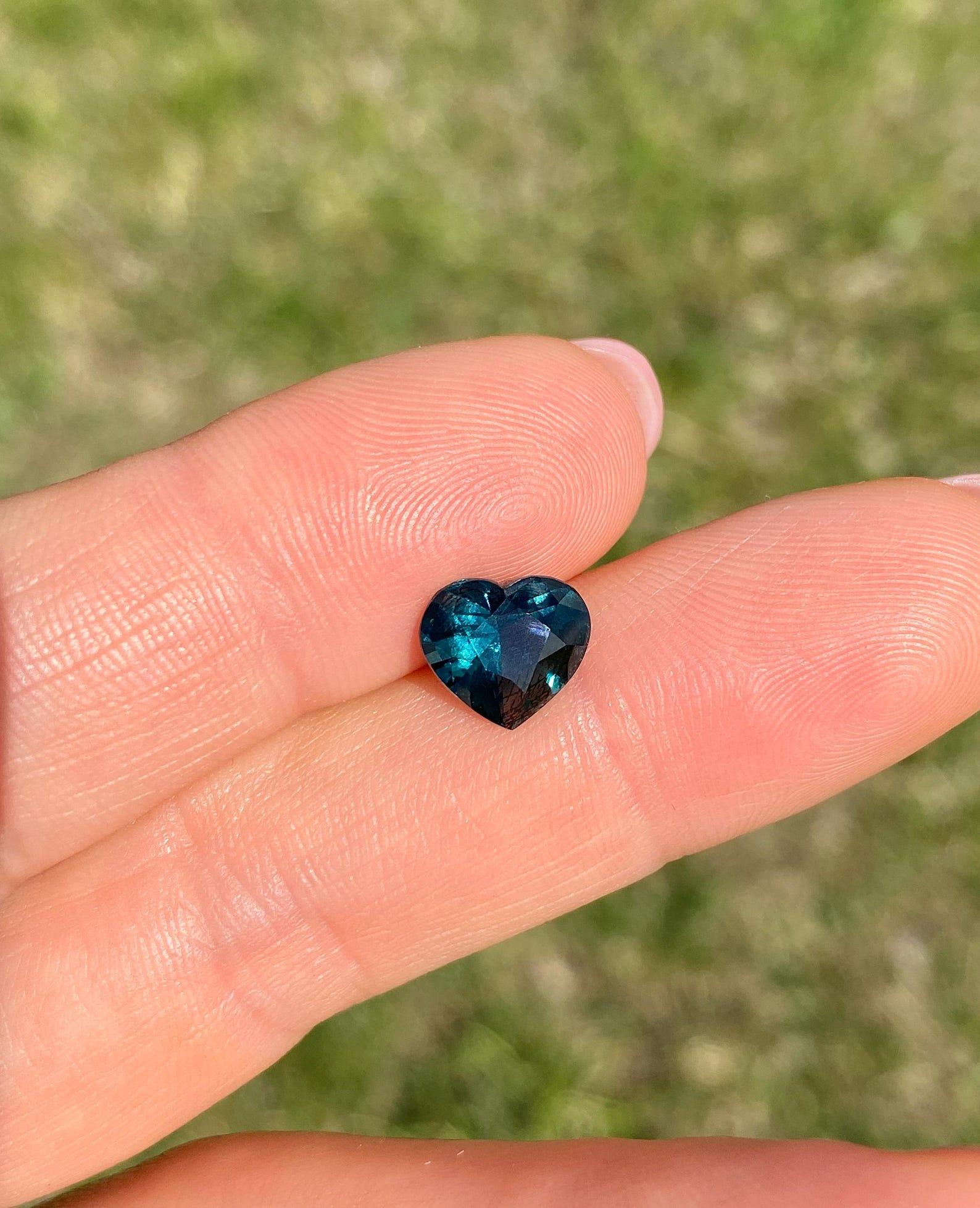 Spinel VIVID Green-Blue natural gemstone, heart cut, Origin Tanzania, Certified For Sale 1