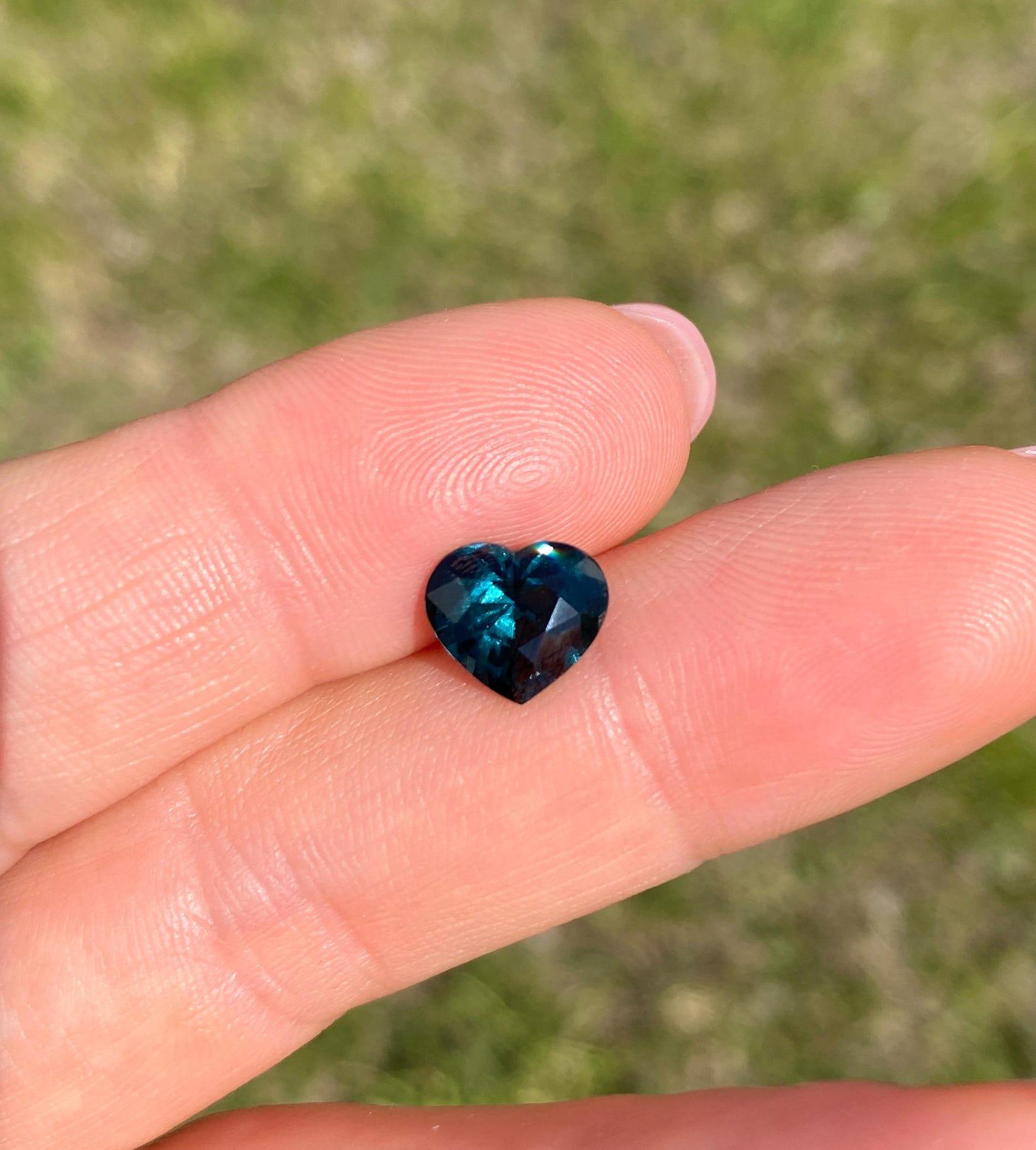 Spinel VIVID Green-Blue natural gemstone, heart cut, Origin Tanzania, Certified For Sale 3