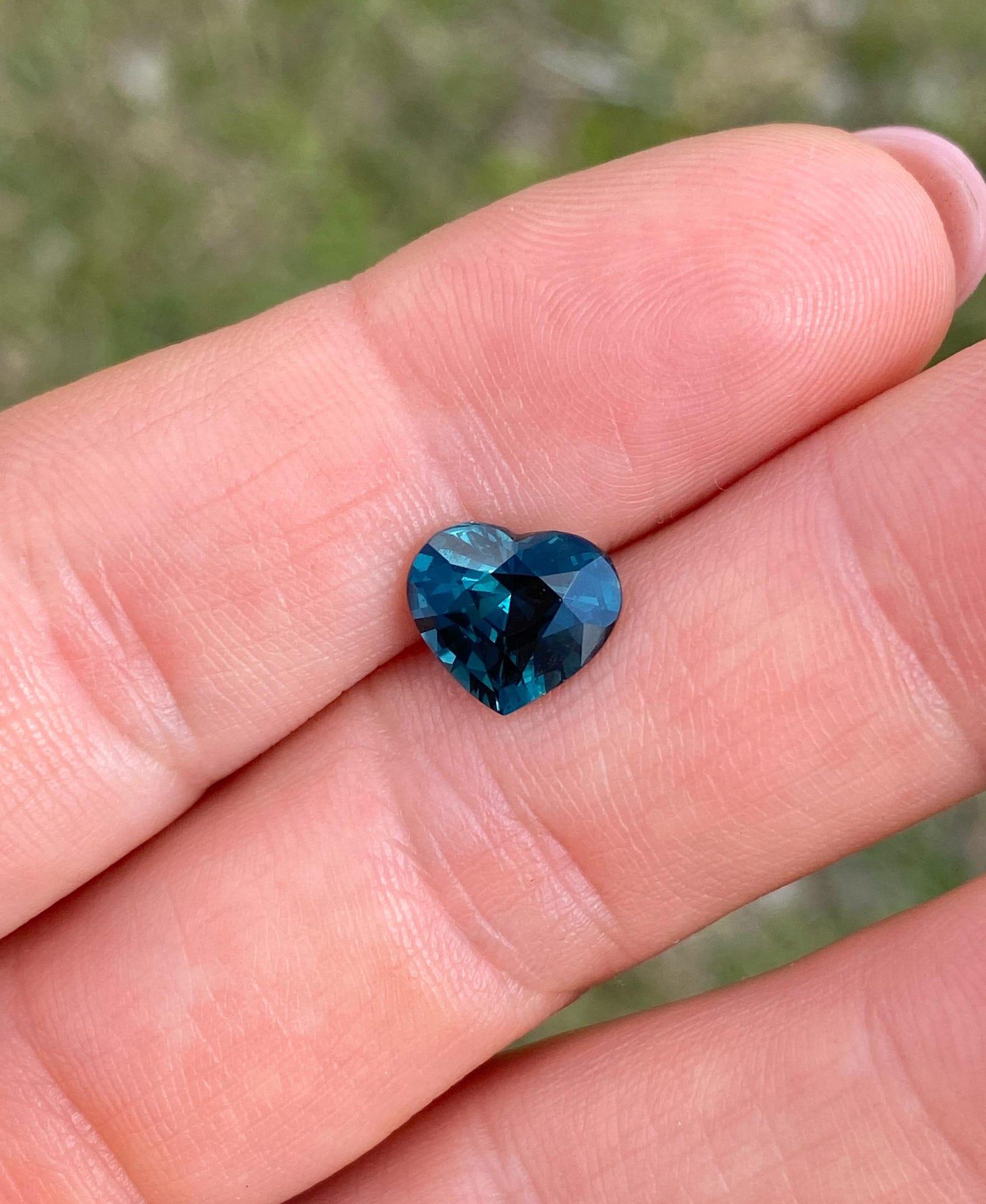 Spinel VIVID Green-Blue natural gemstone, heart cut, Origin Tanzania, Certified For Sale 4