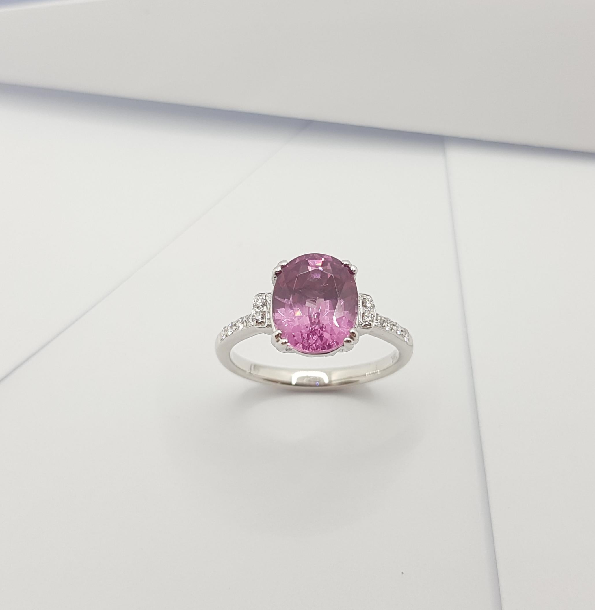Spinel with Diamond Ring Set in 18 Karat White Gold Settings For Sale 5