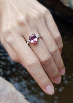 Spinel with Diamond Ring Set in 18 Karat White Gold Settings